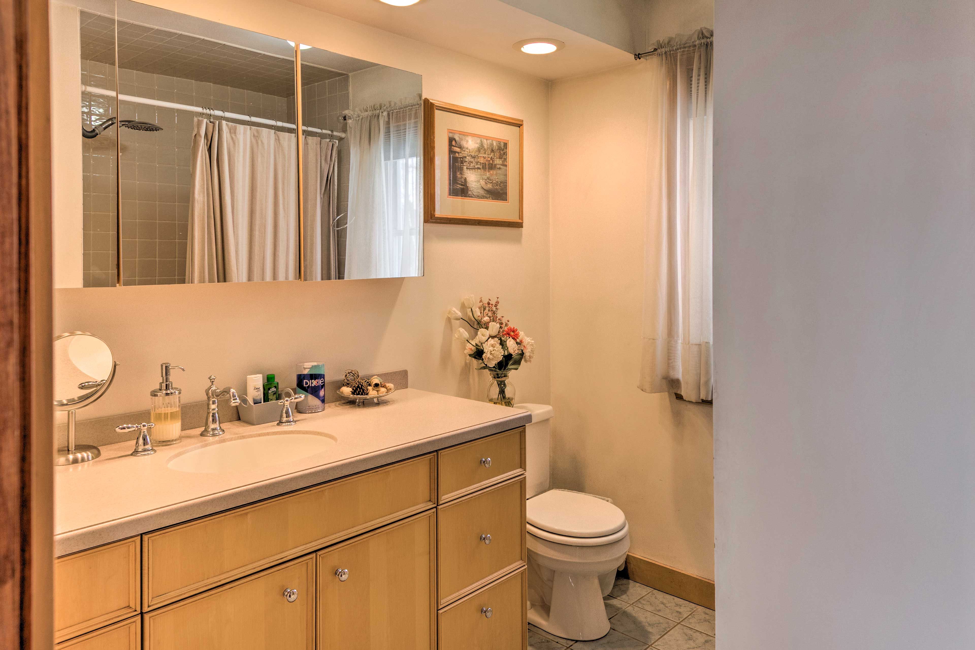 Full Bathroom | Linens & Towels | Complimentary Toiletries