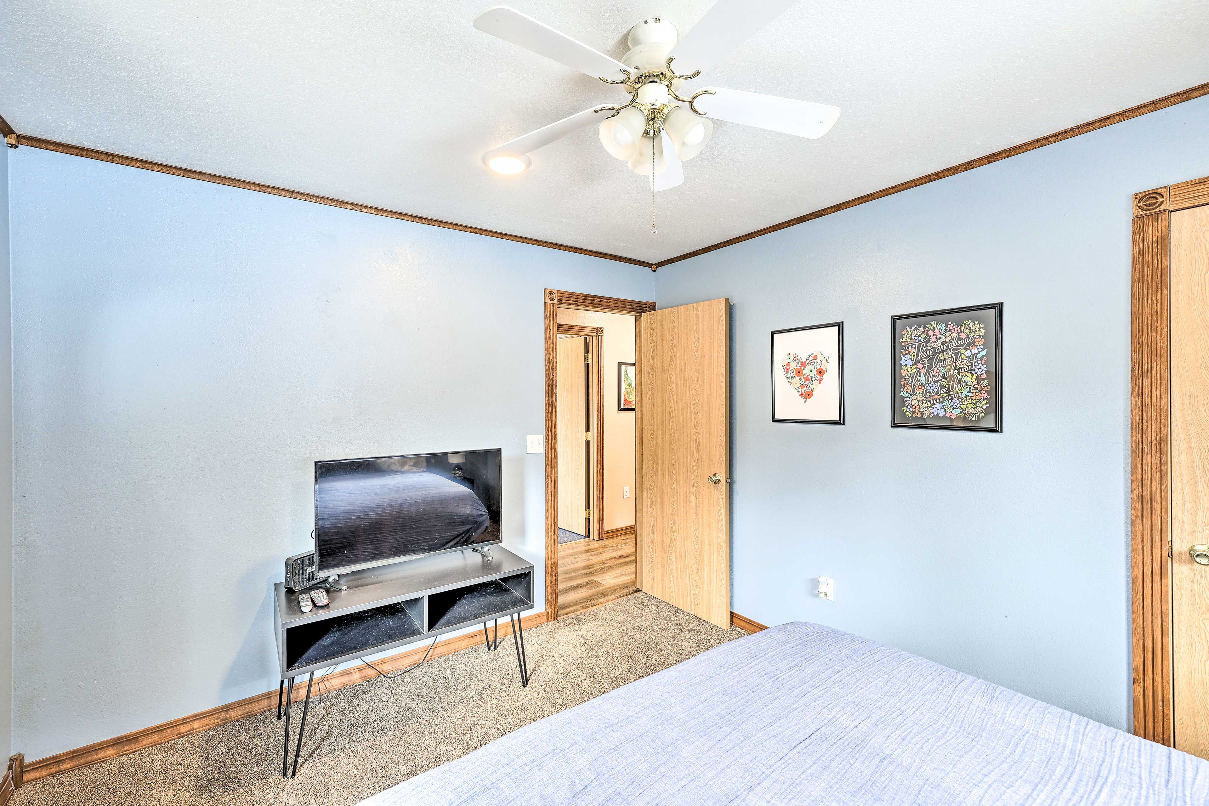 Bedroom 3 | Smart TV w/ Cable