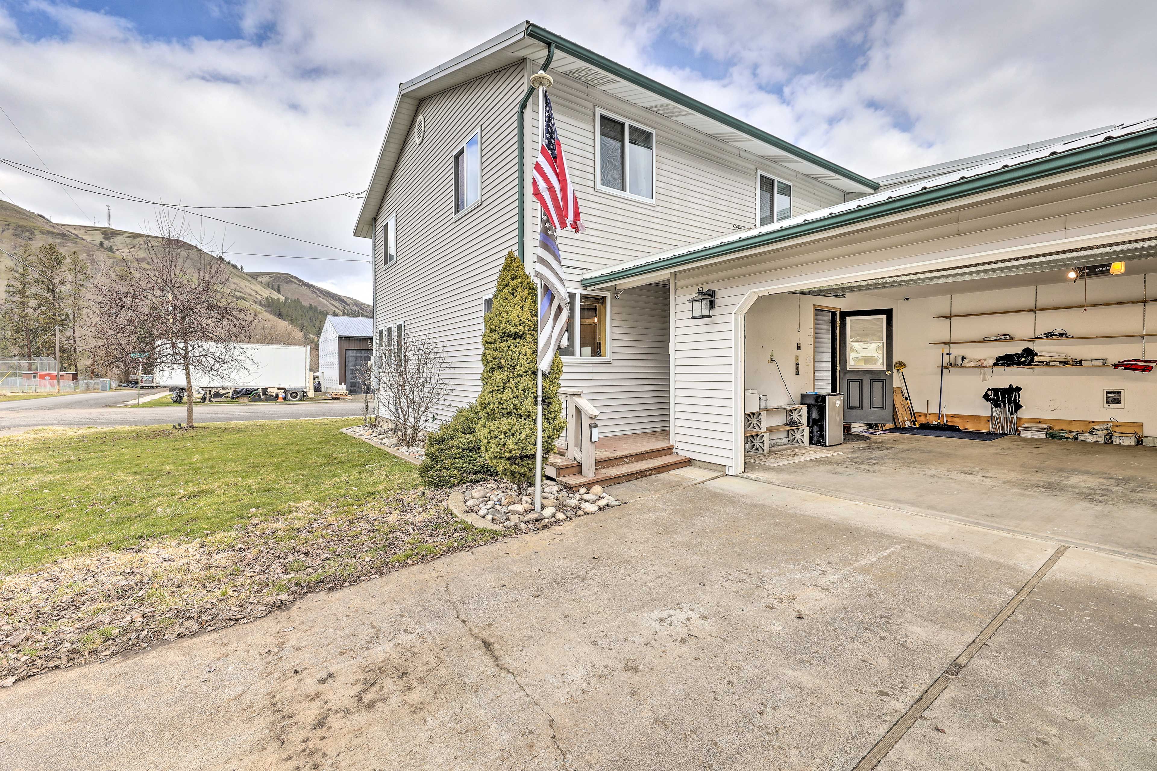 Parking | Driveway (3 Vehicles) | Free Street Parking | No Garage Parking