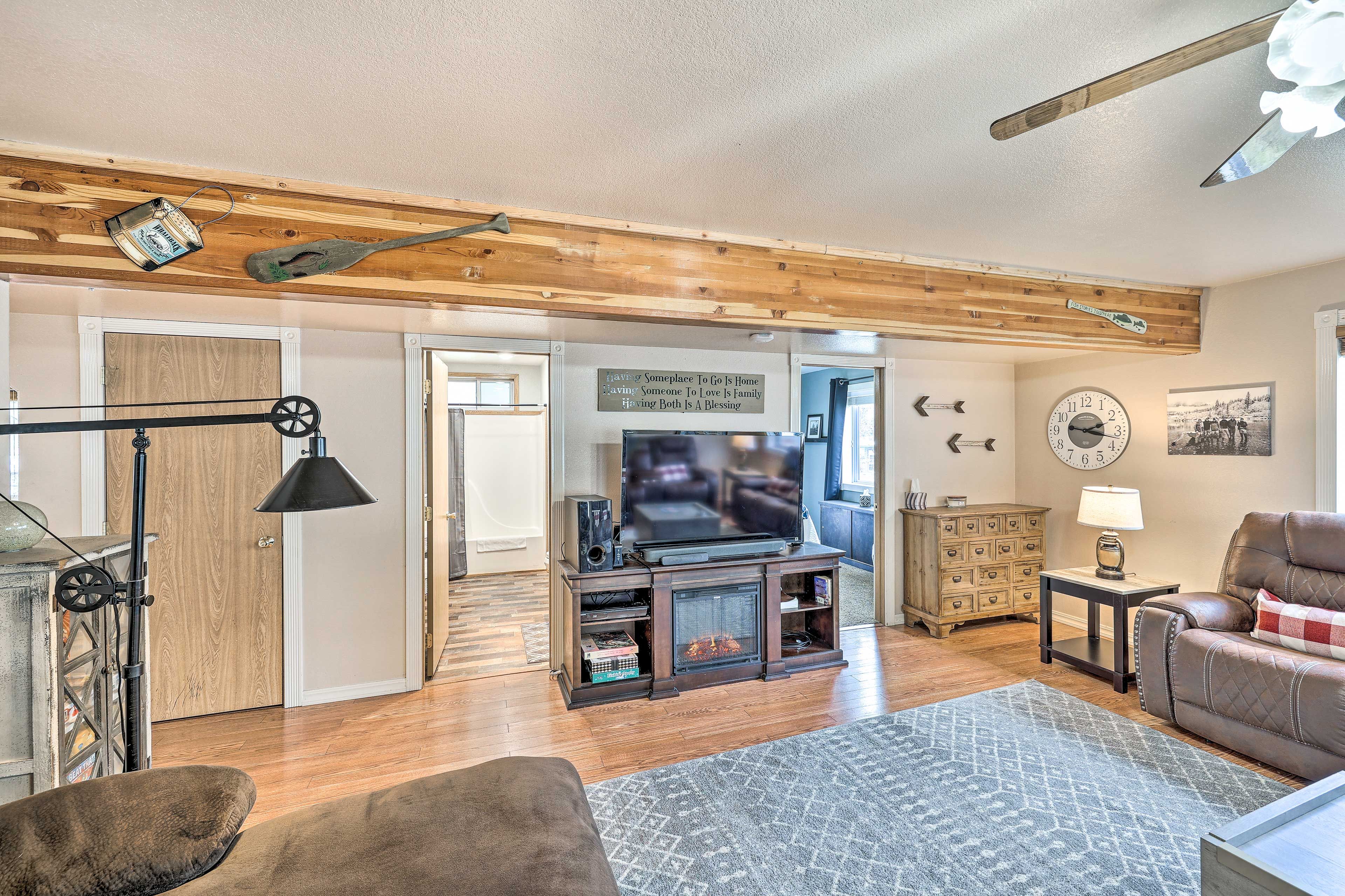 Living Room | Smart TV w/ Cable