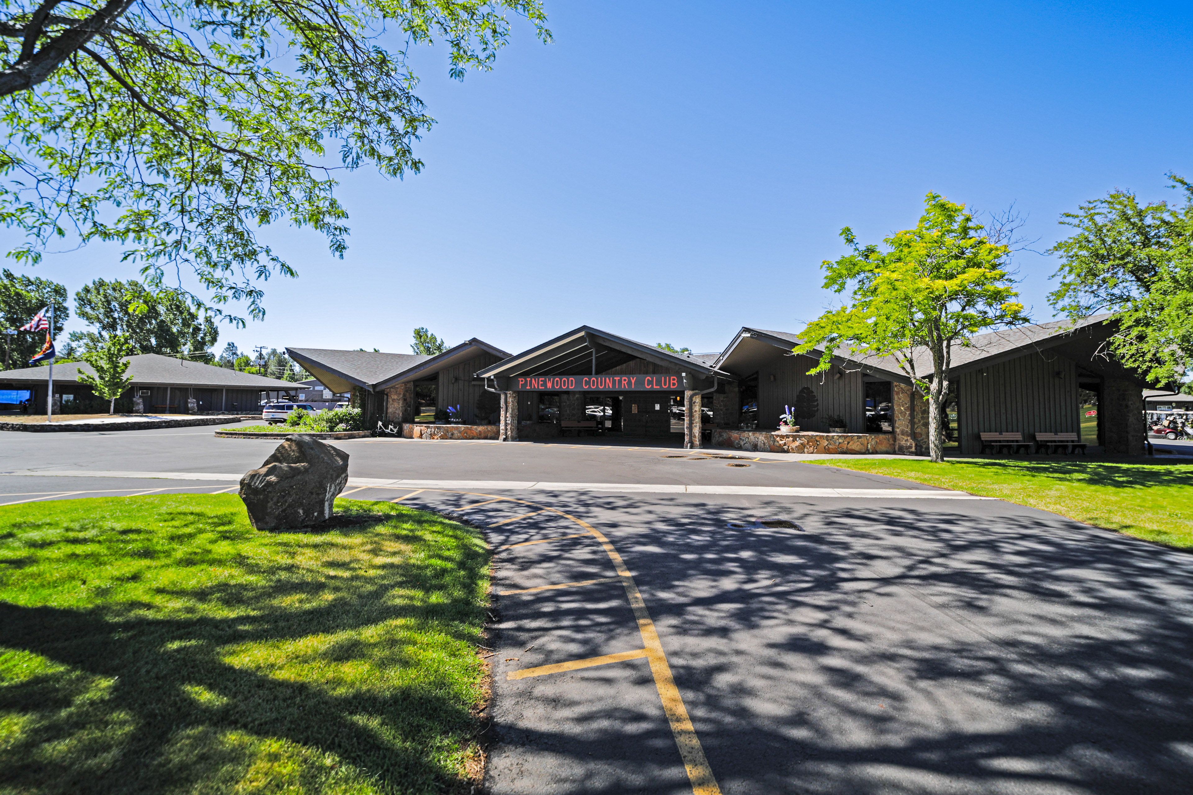 Pinewood Country Club & Odell Lake Nearby