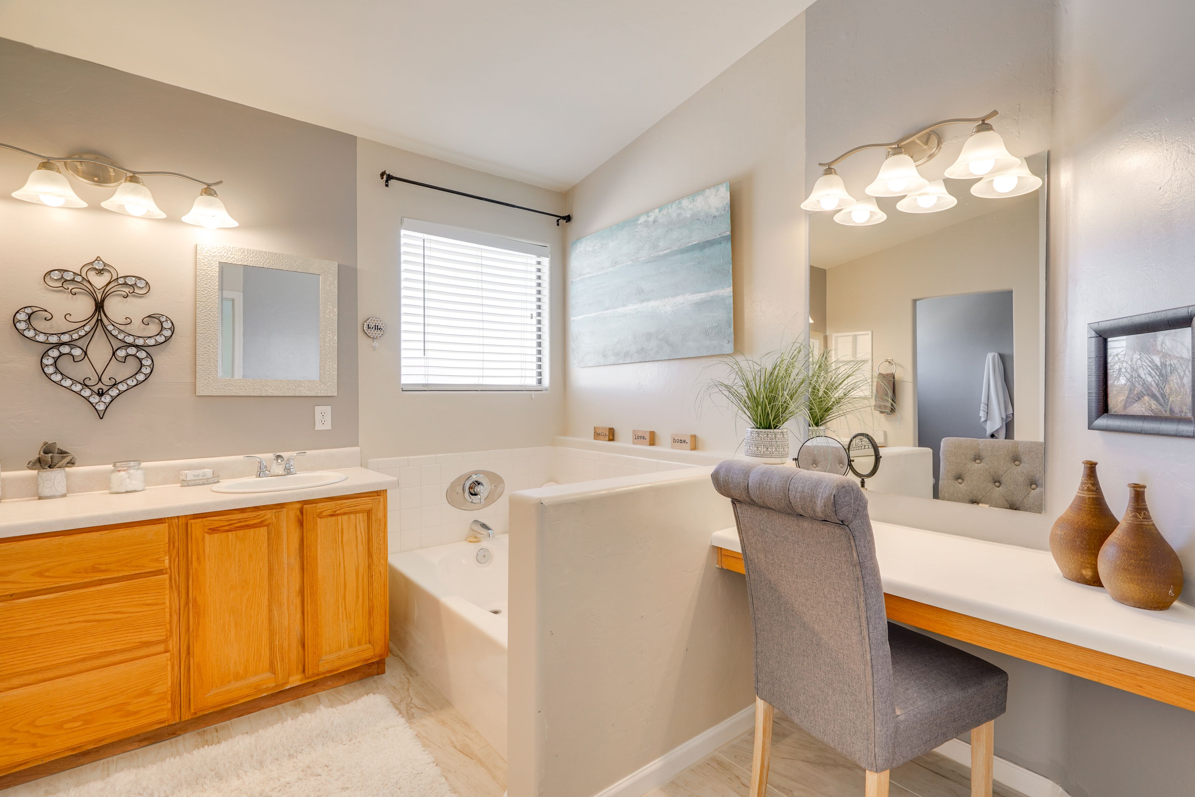 En-Suite Bathroom | Soaking Tub | 2nd Floor