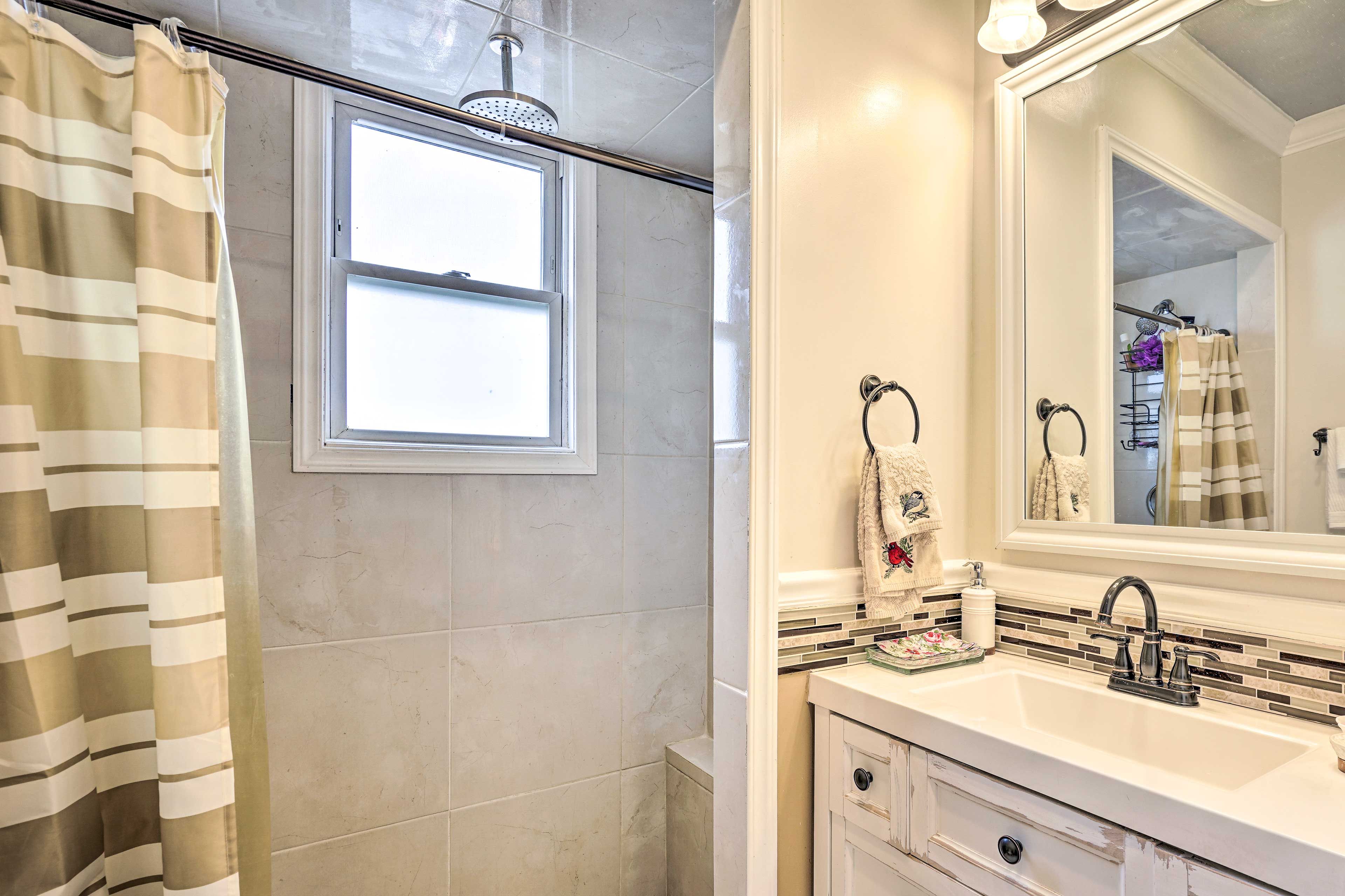 Full Bathroom | Complimentary Toiletries | Hair Dryer