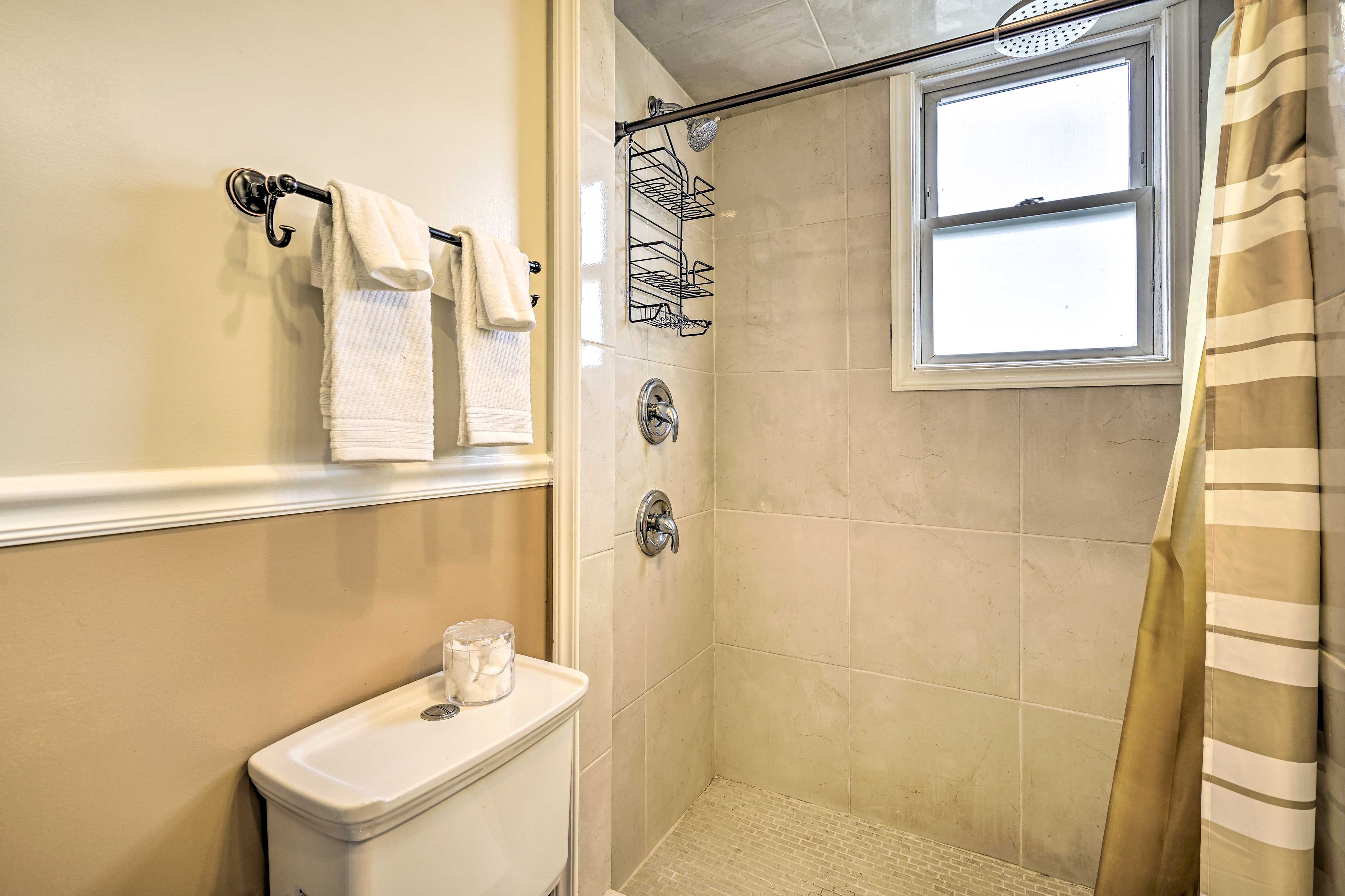 Full Bathroom | Towels Provided