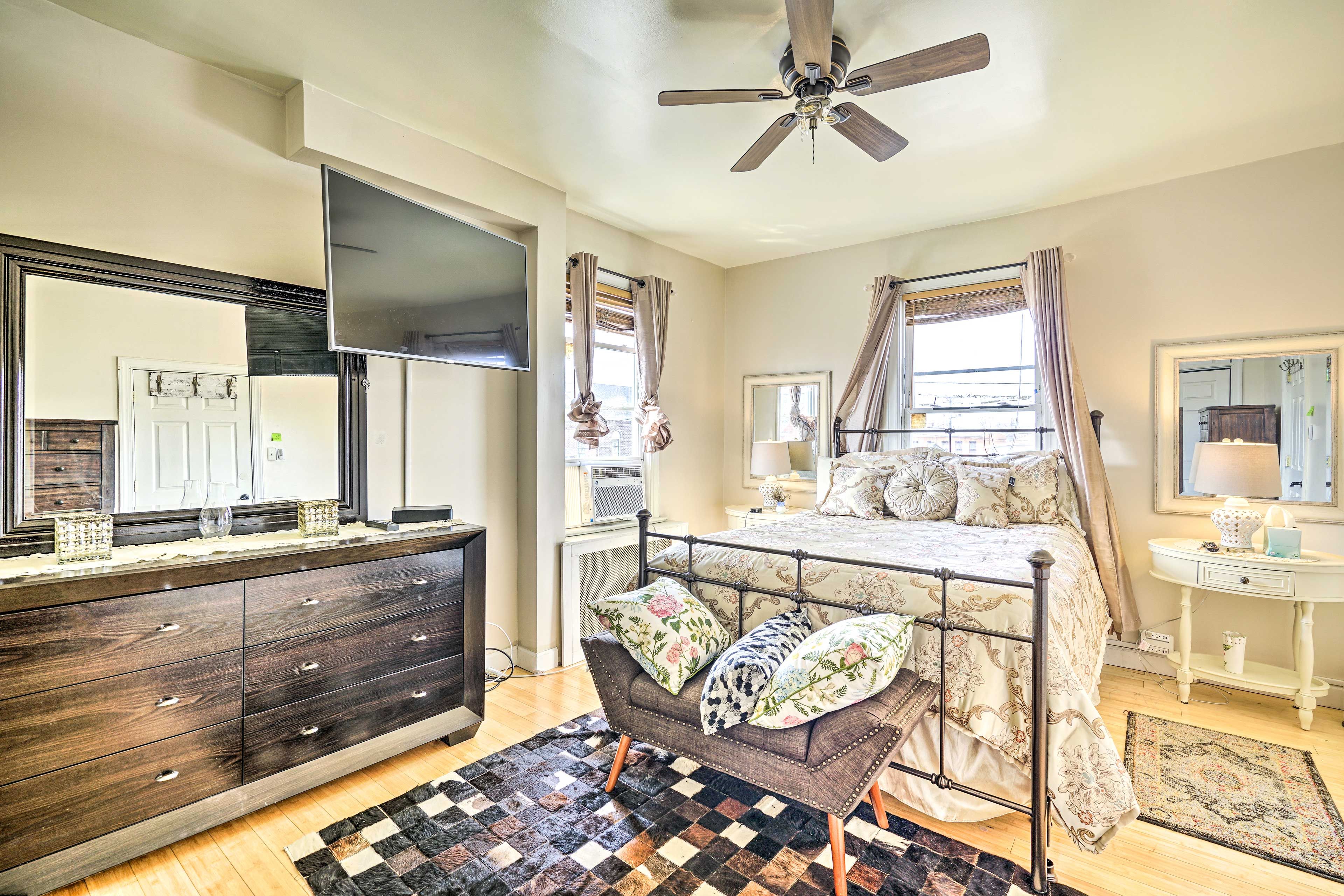 Bedroom | Queen Bed | Smart TV