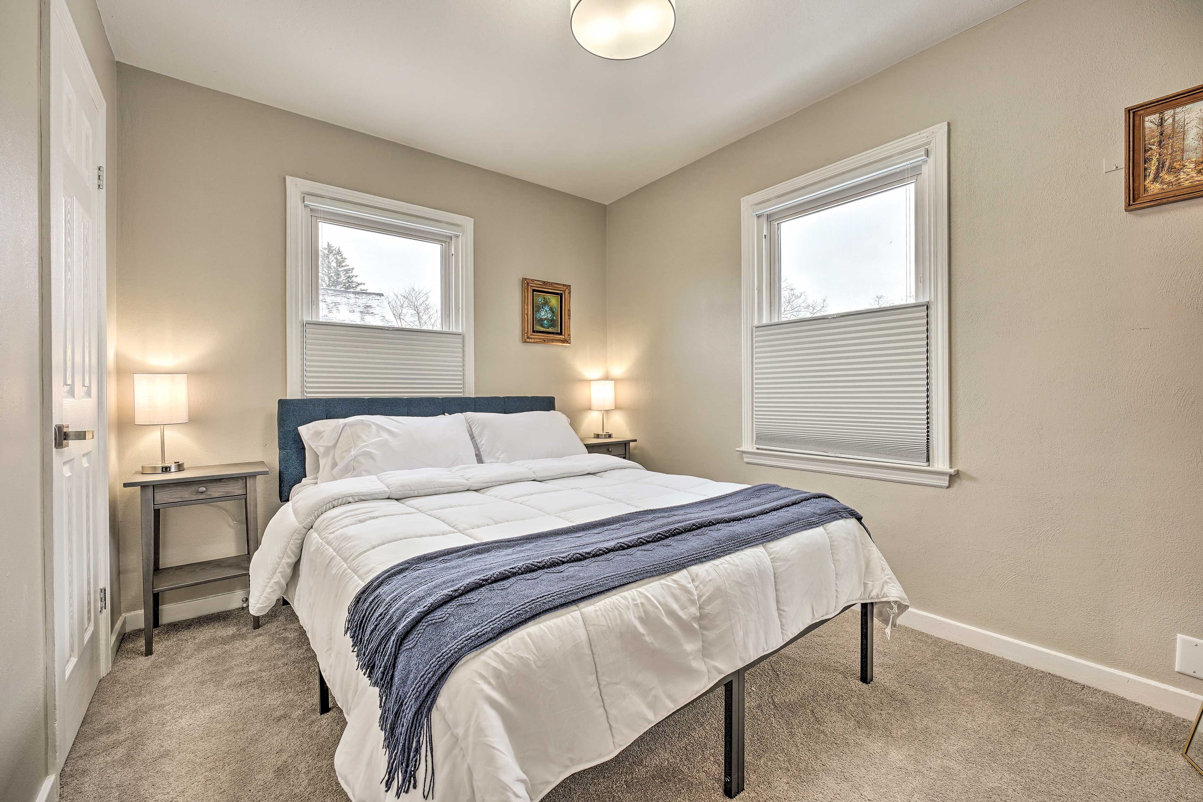 Bedroom 1 | Queen Bed