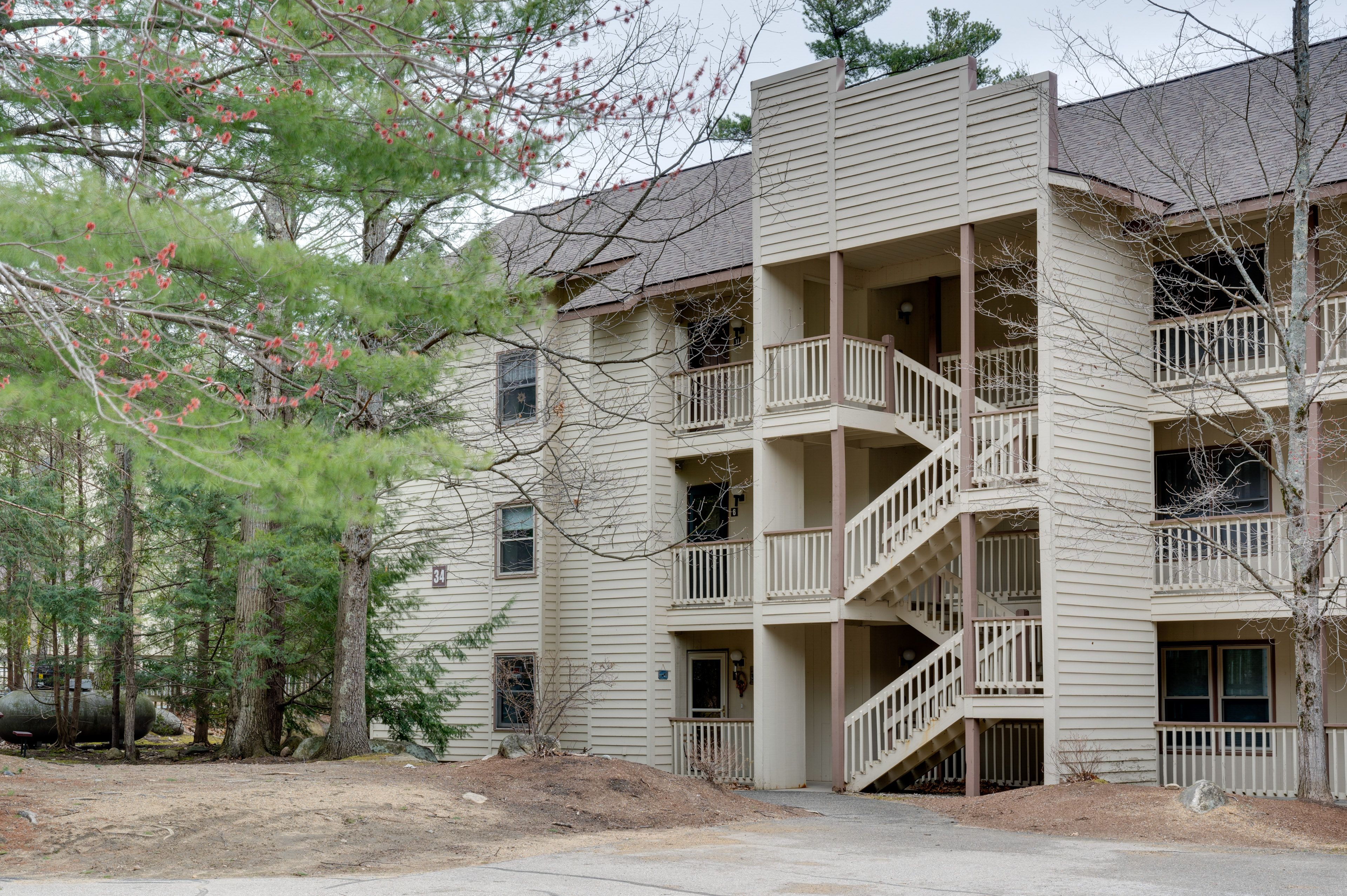 Parking | Community Lot (4 Vehicles)