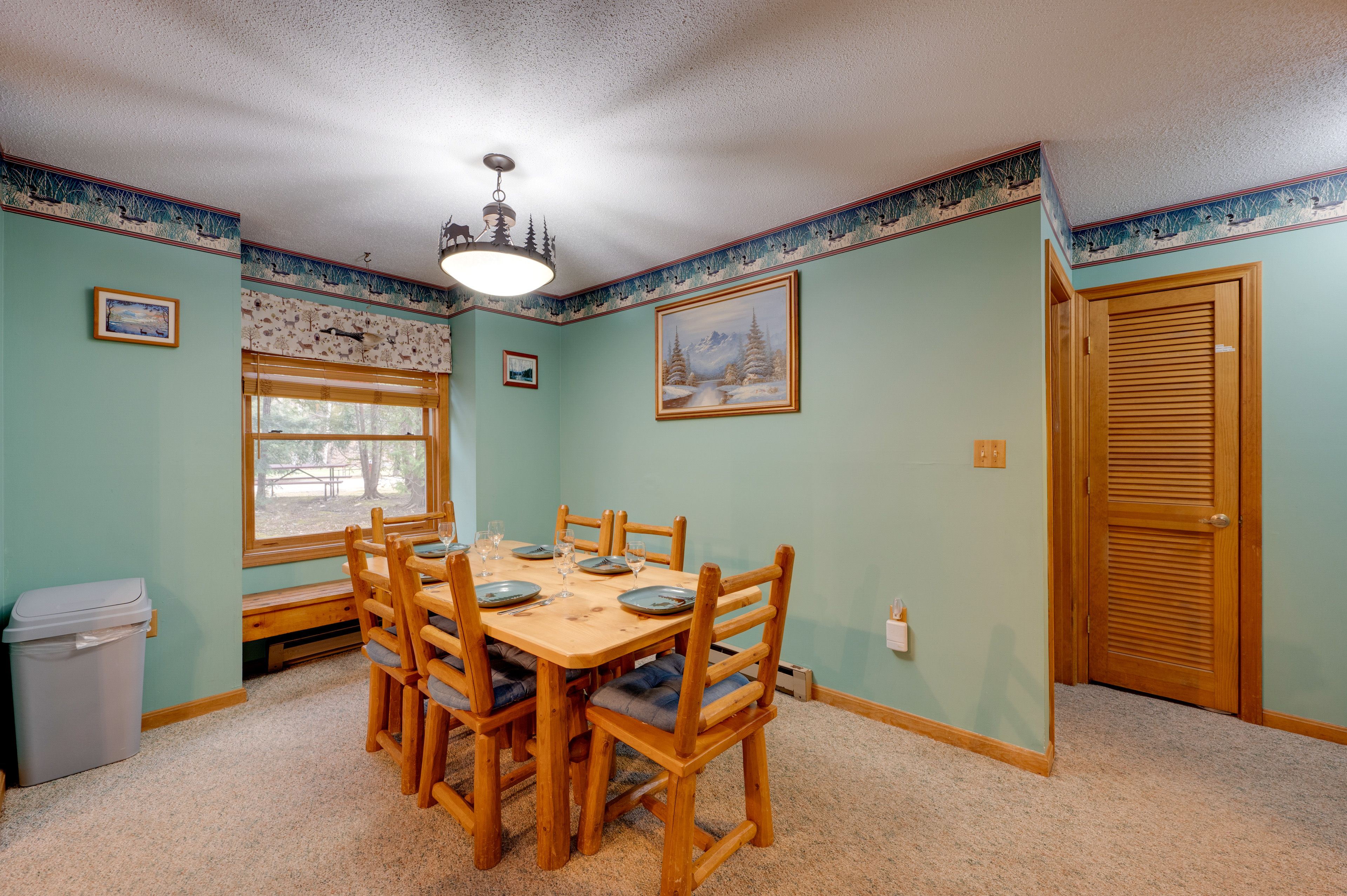 Dining Area | Dishes & Flatware Provided