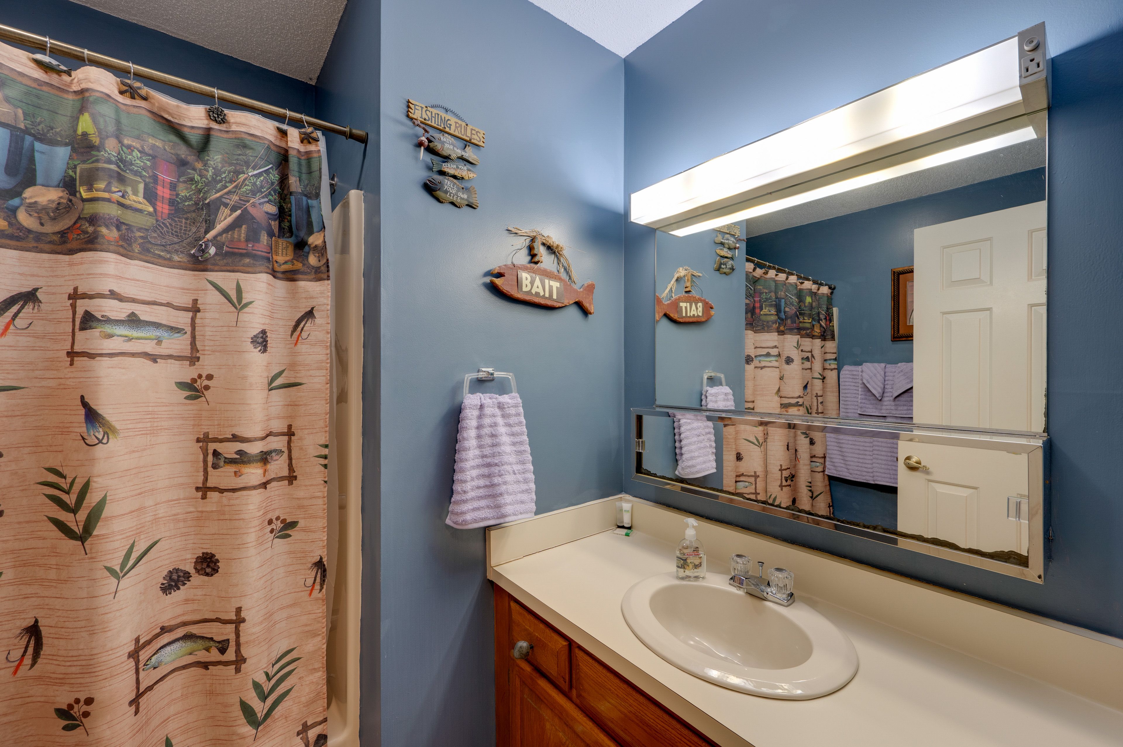 Full Bathroom | Towels Provided