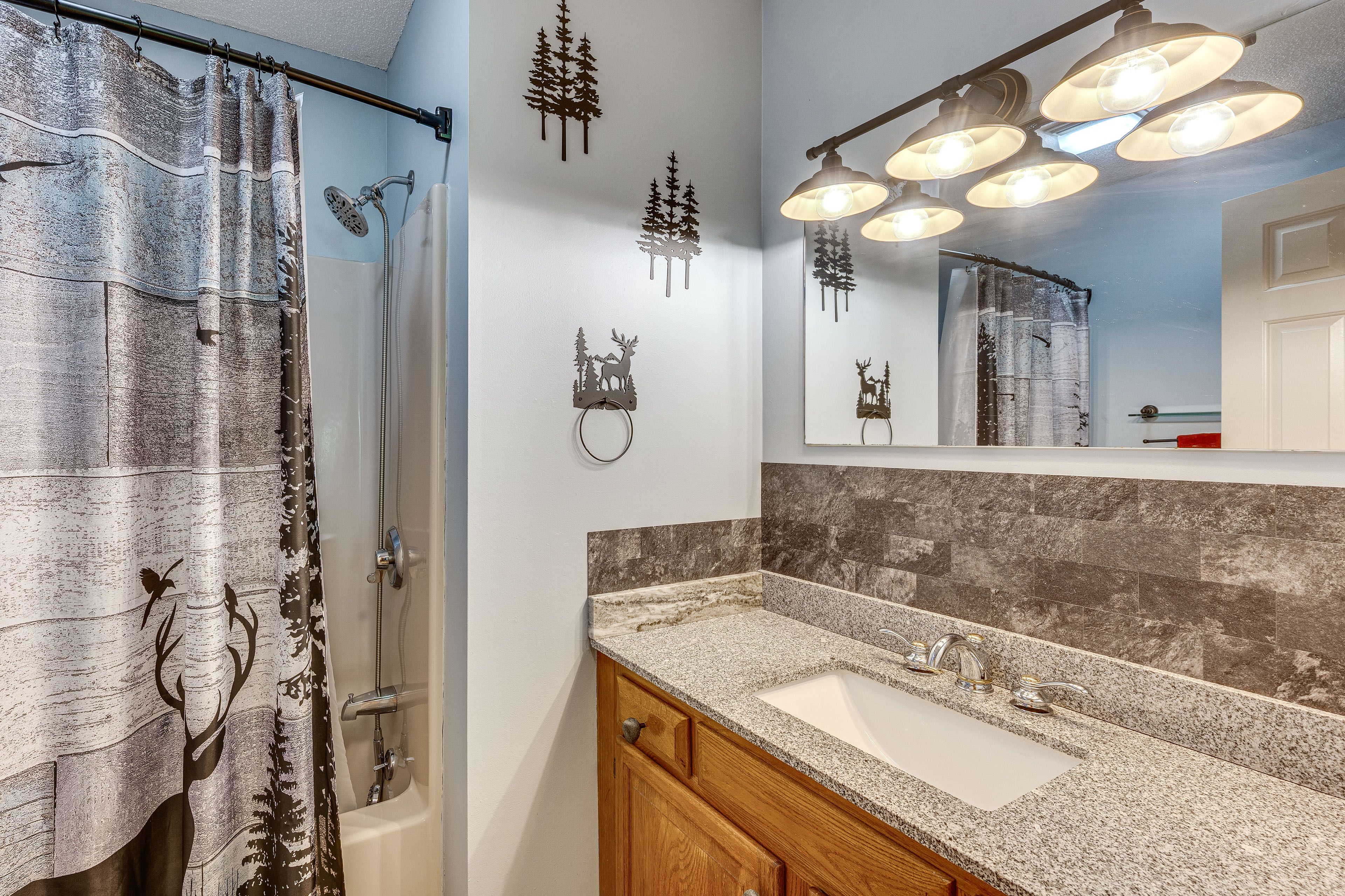 Full Bathroom | Towels Provided