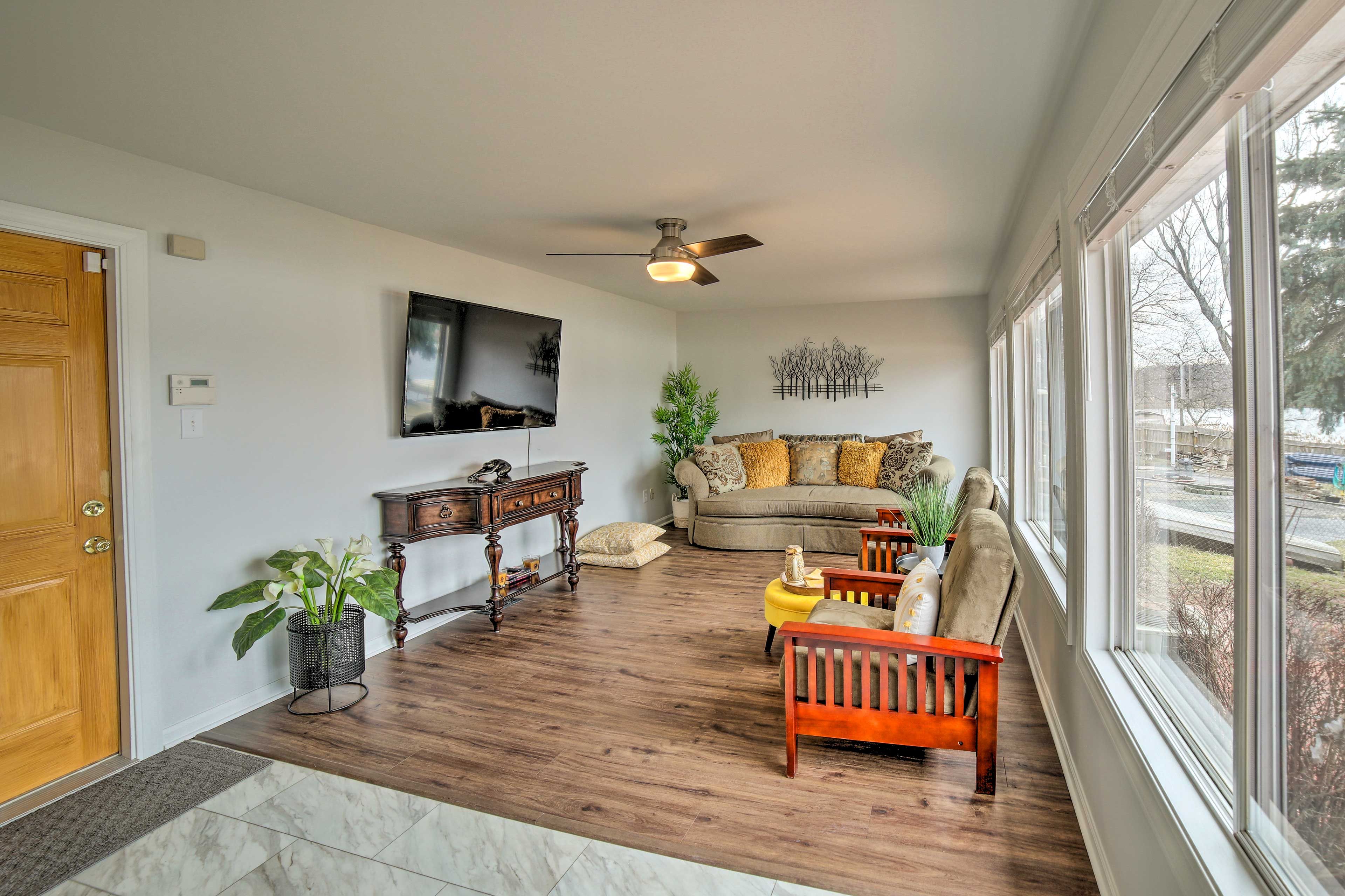Living Room | Smart TV | Lake Views | Self Check-In