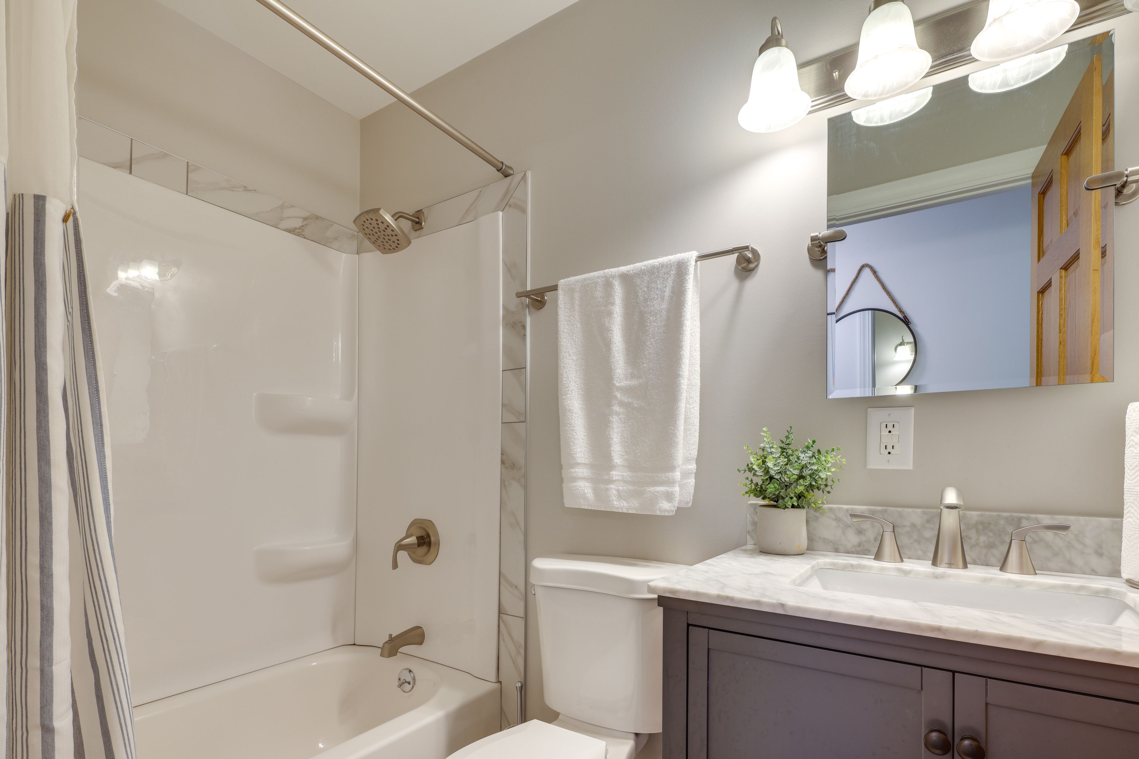 Full Bathroom | Towels Provided