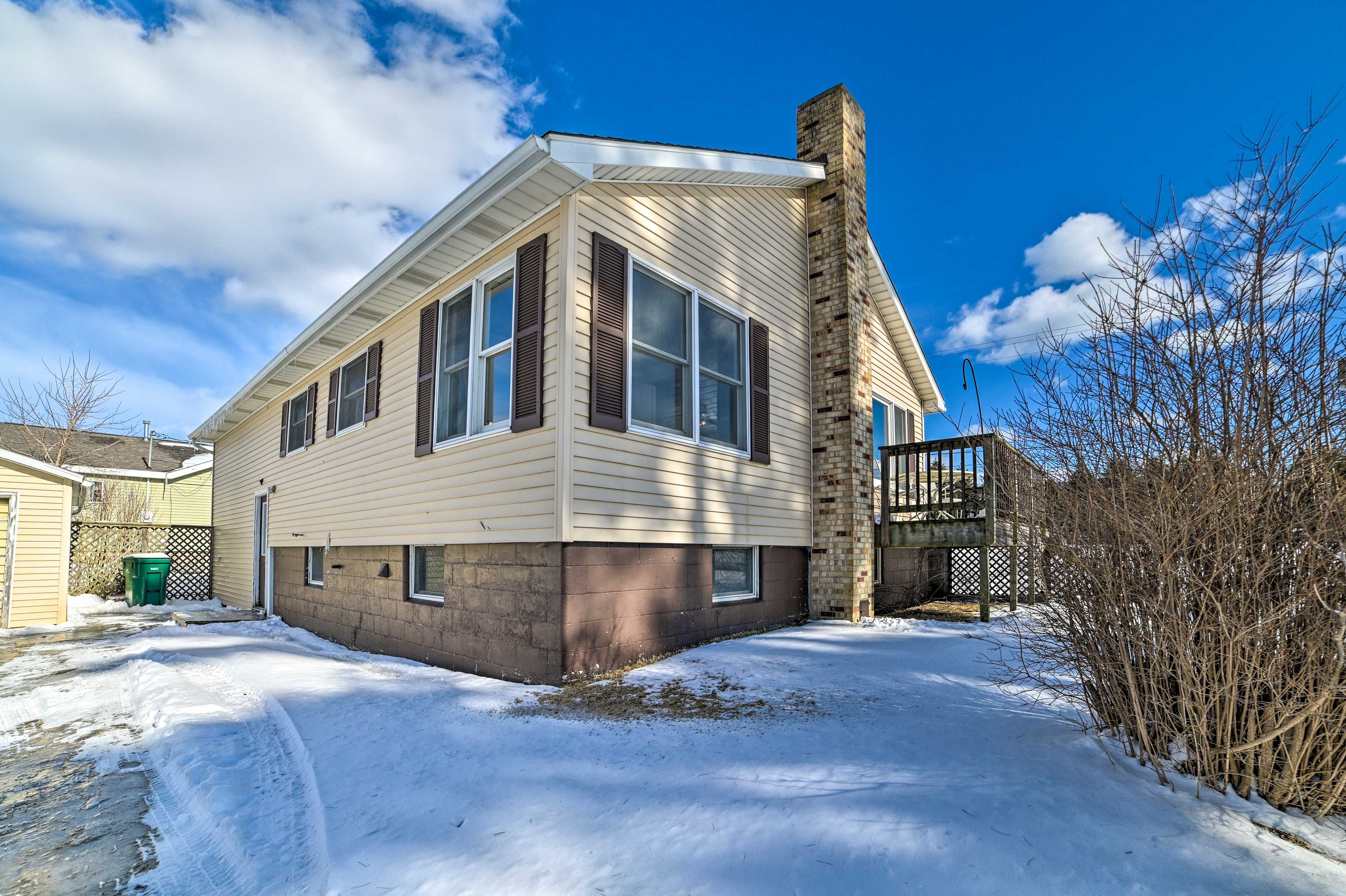 Parking | Driveway (4 Vehicles) | RV/Trailer Parking Available