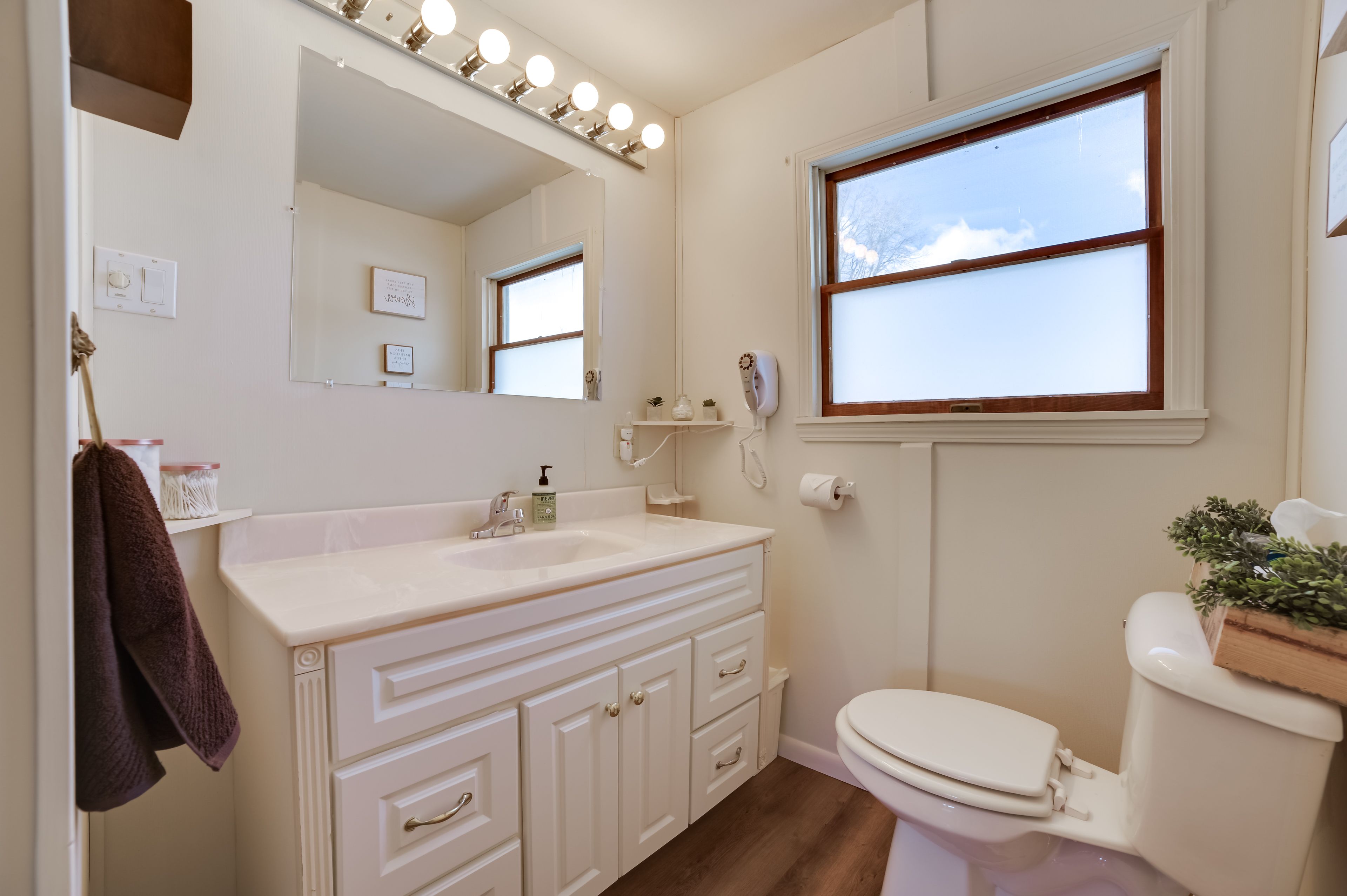 Full Bathroom | Complimentary Toiletries