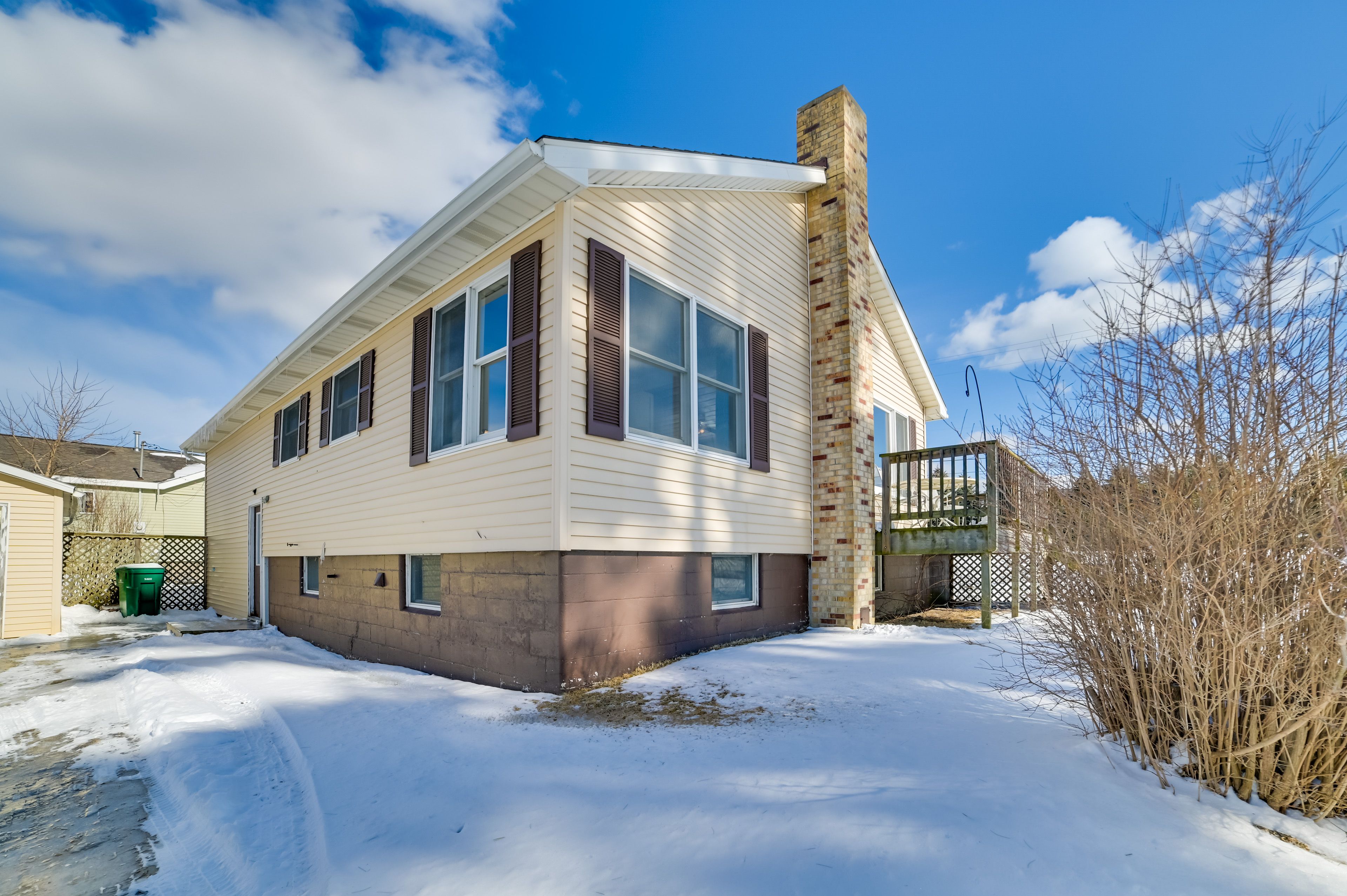 Parking | Driveway (4 Vehicles) | RV/Trailer Parking Available