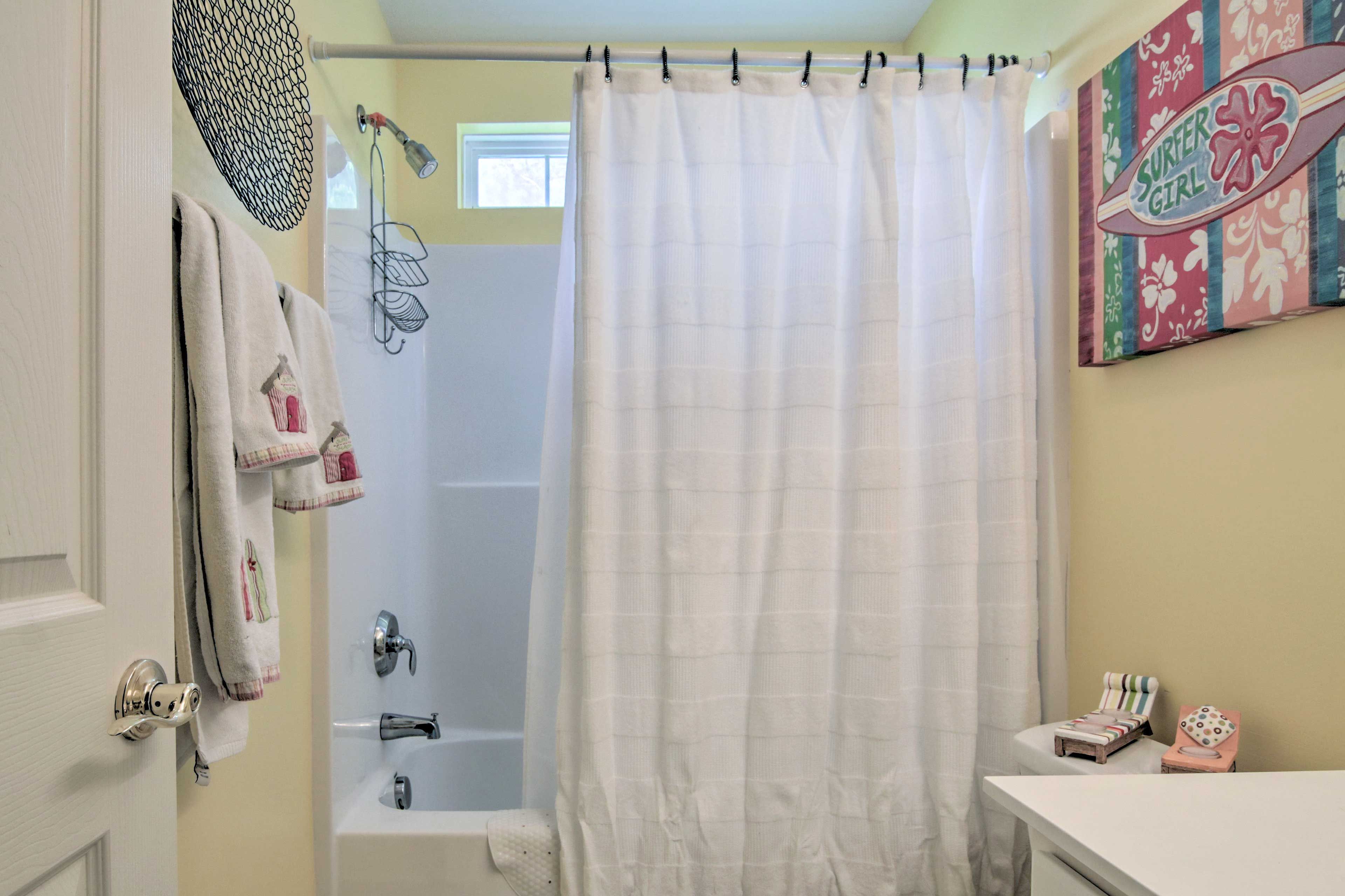 Full Bathroom | 2nd Floor | Towels Provided