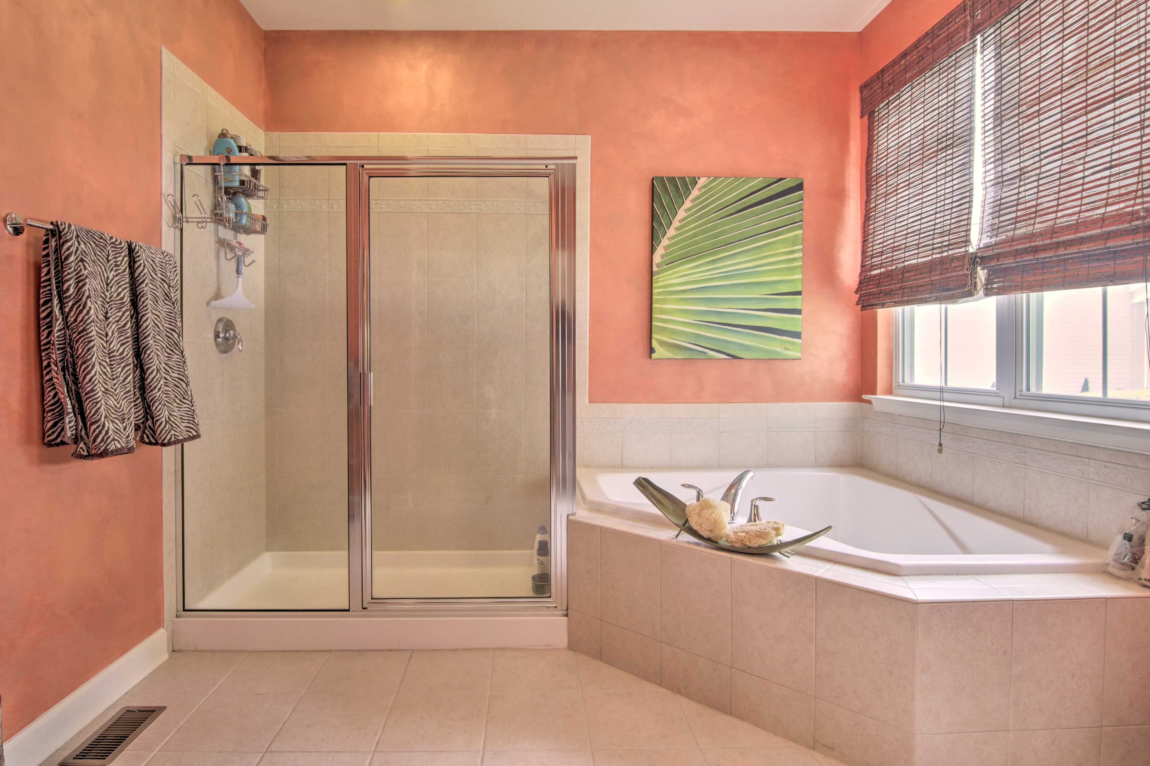 Full Bathroom | 1st Floor | Complimentary Toiletries