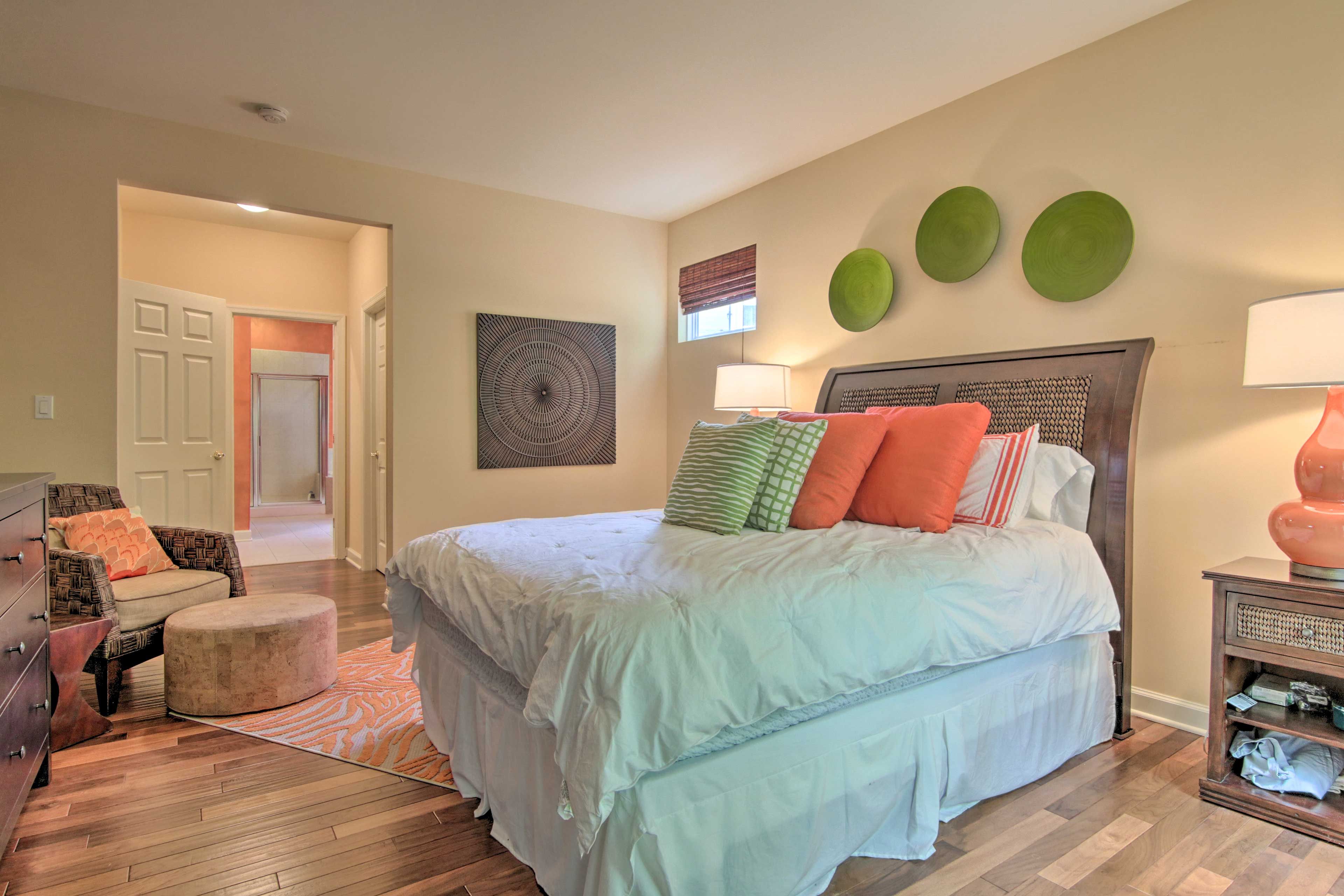 Bedroom 1 | 1st Floor | Queen Bed | Linens Provided | Smart TV