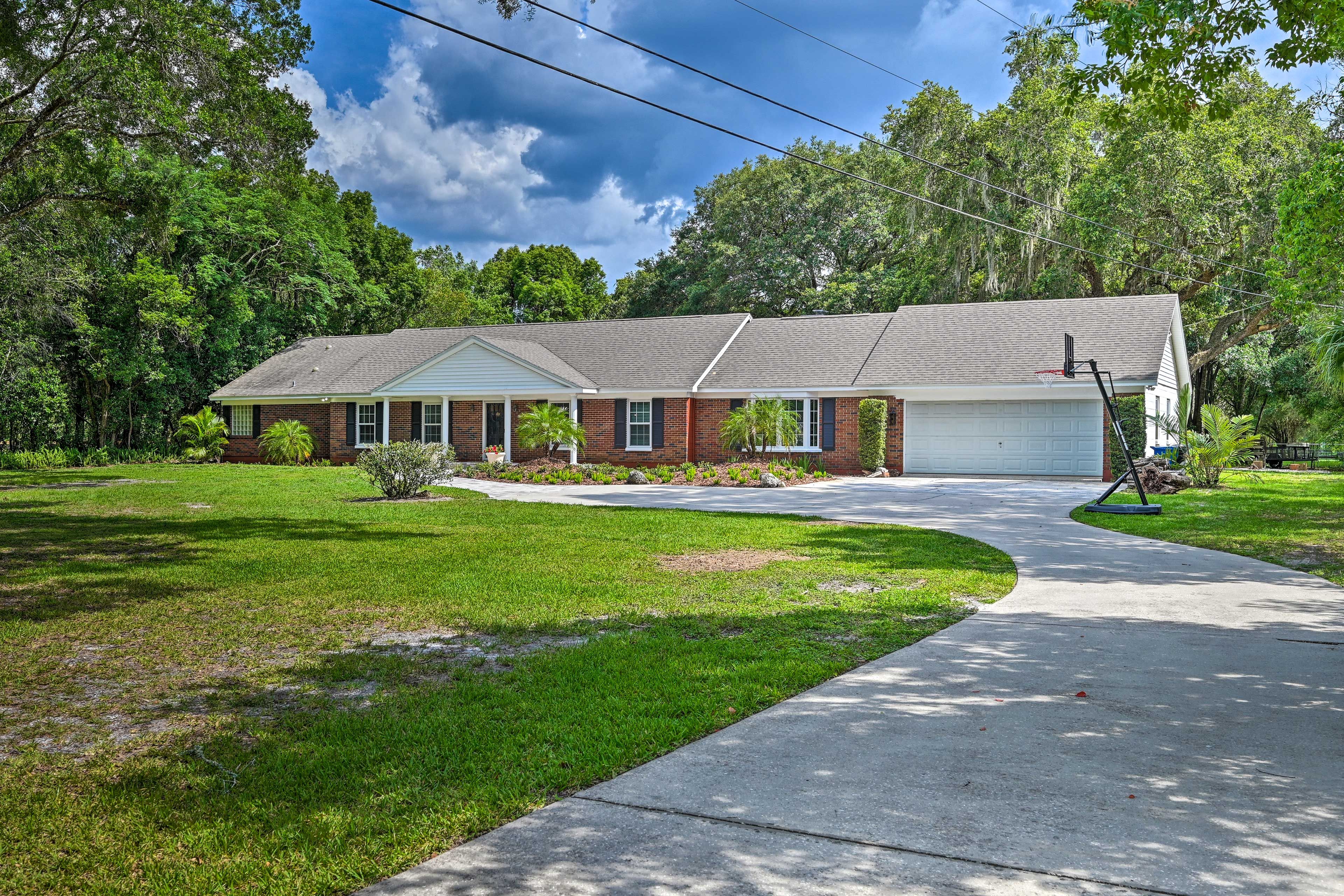 Parking | Driveway (2 Vehicles) | RV/Trailer Parking | Free Street Parking