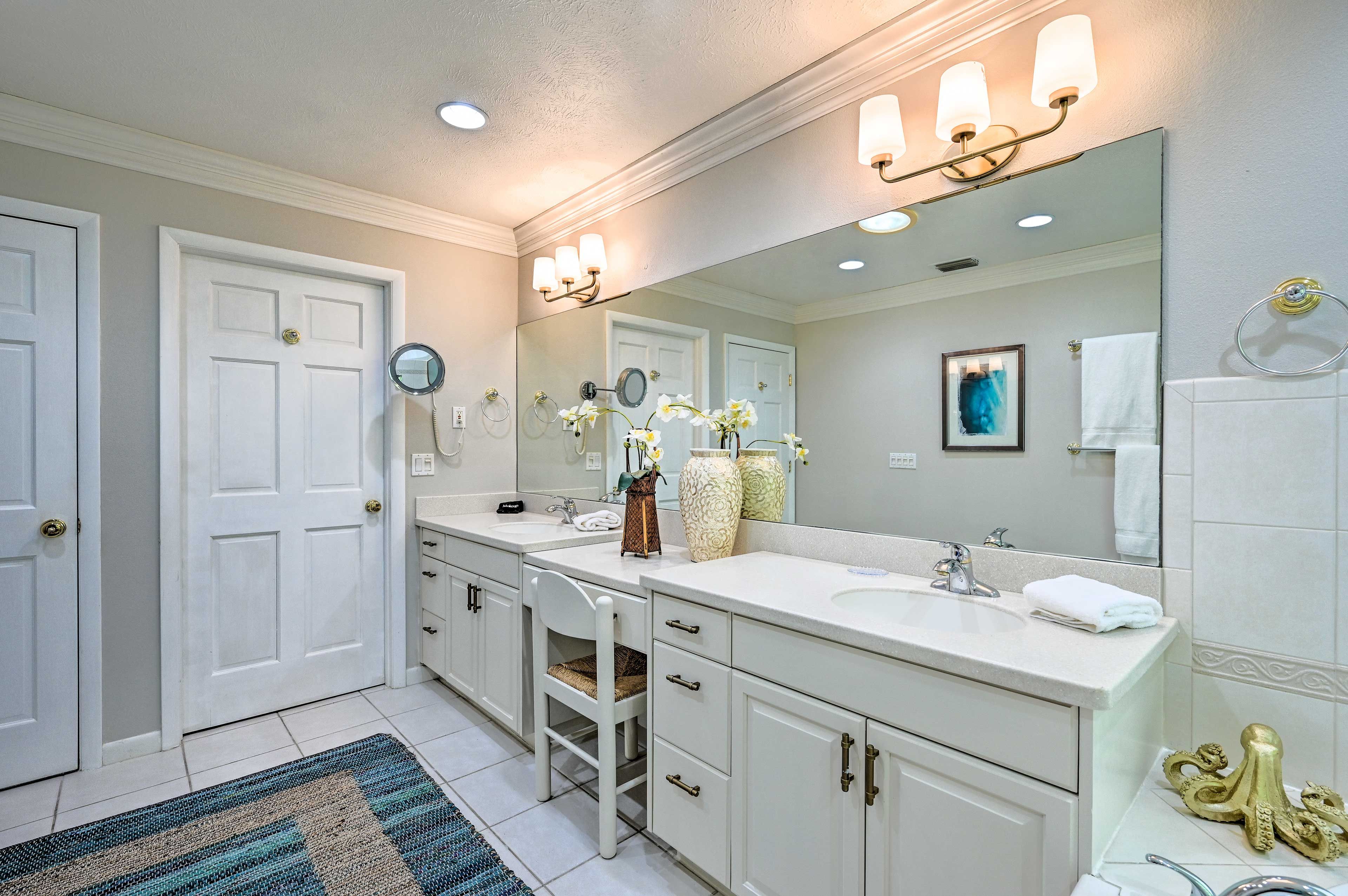 En-Suite Bathroom | Towels Provided | Complimentary Toiletries
