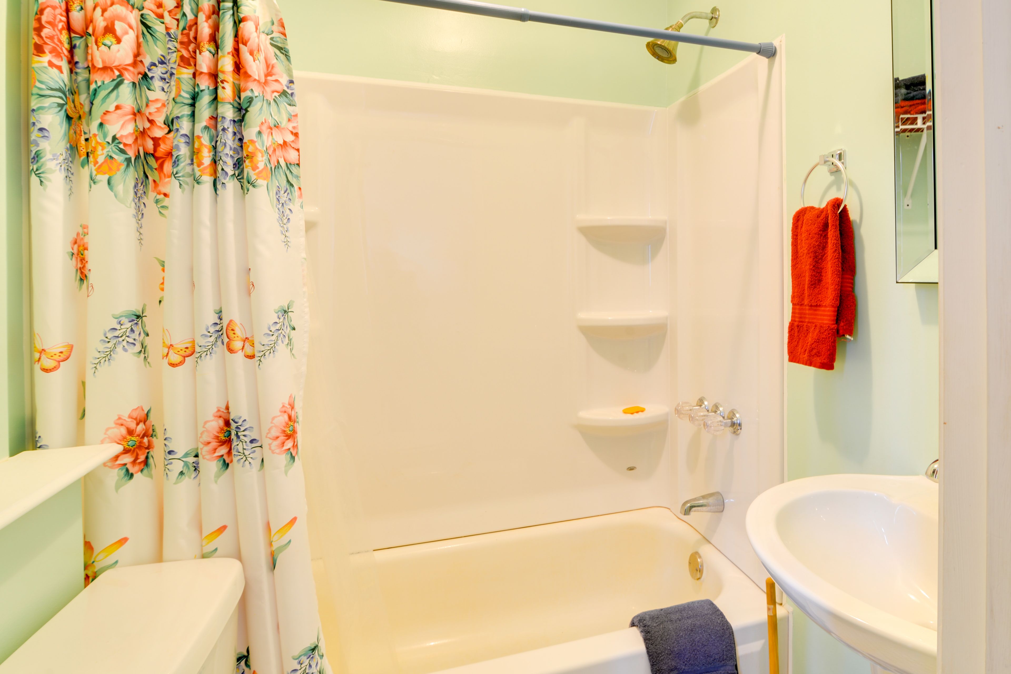 Full Bathroom | Towels Provided