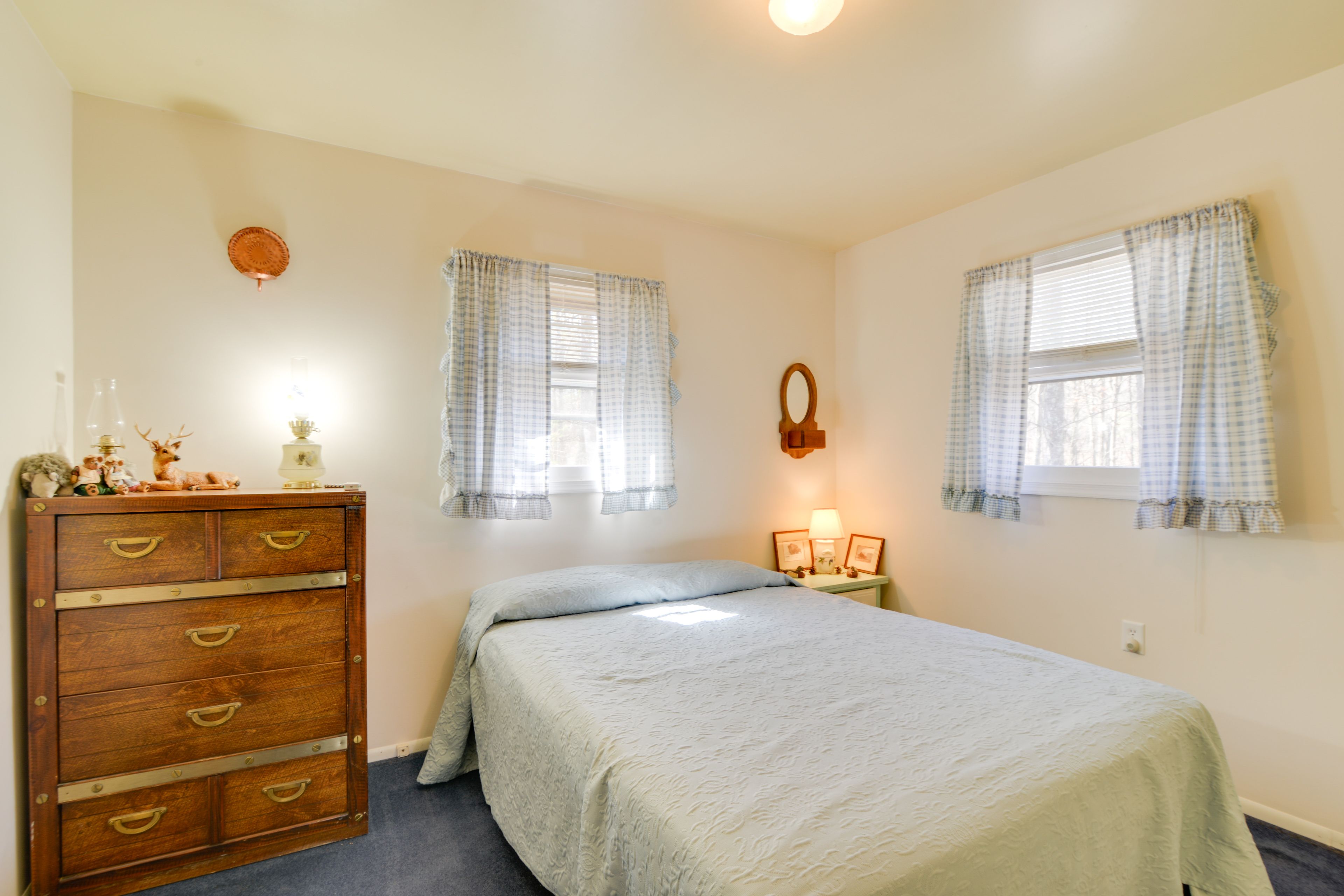 Bedroom | Queen Bed | Linens Provided