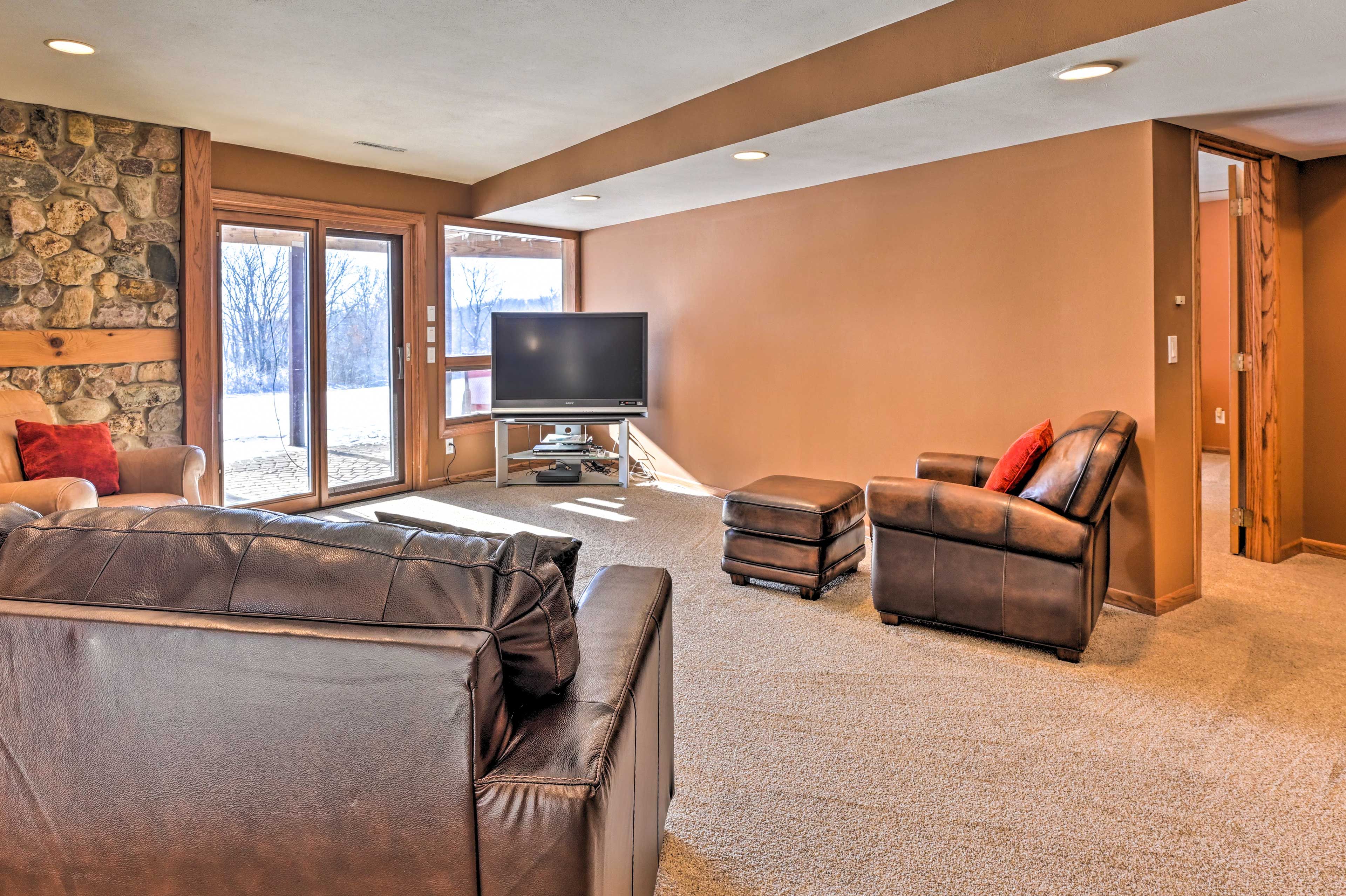 Lower Living Room | Flat-Screen TV w/ Cable