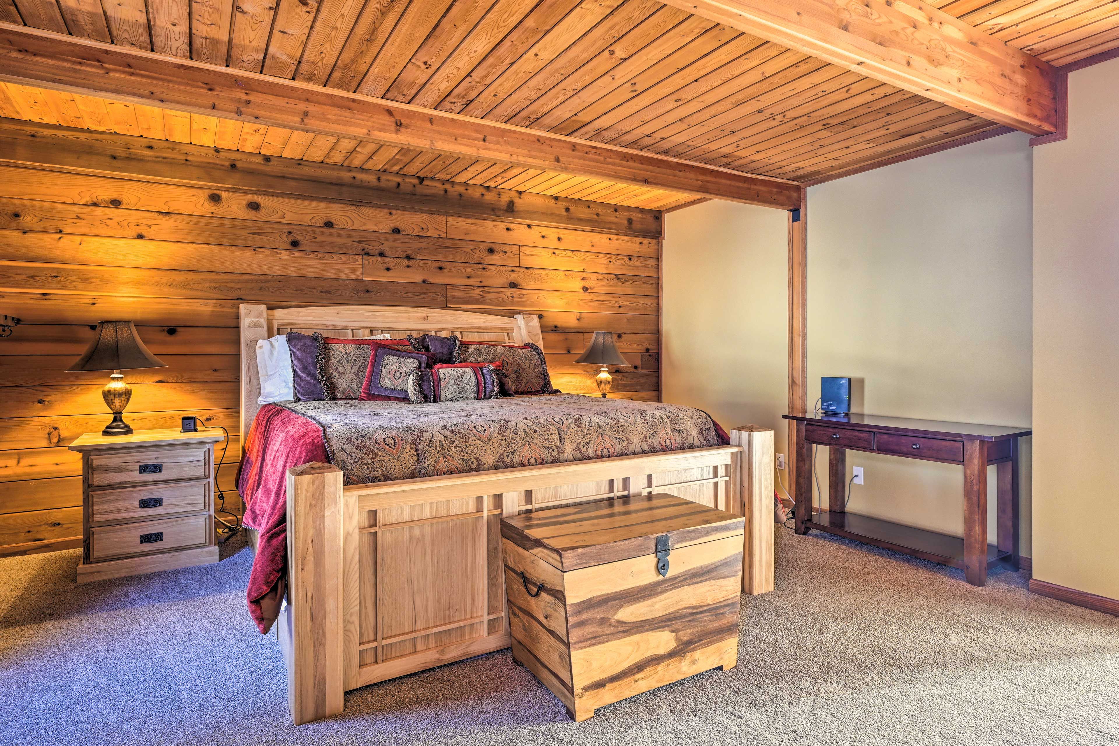 Bedroom 1 | King Bed | 1st Floor