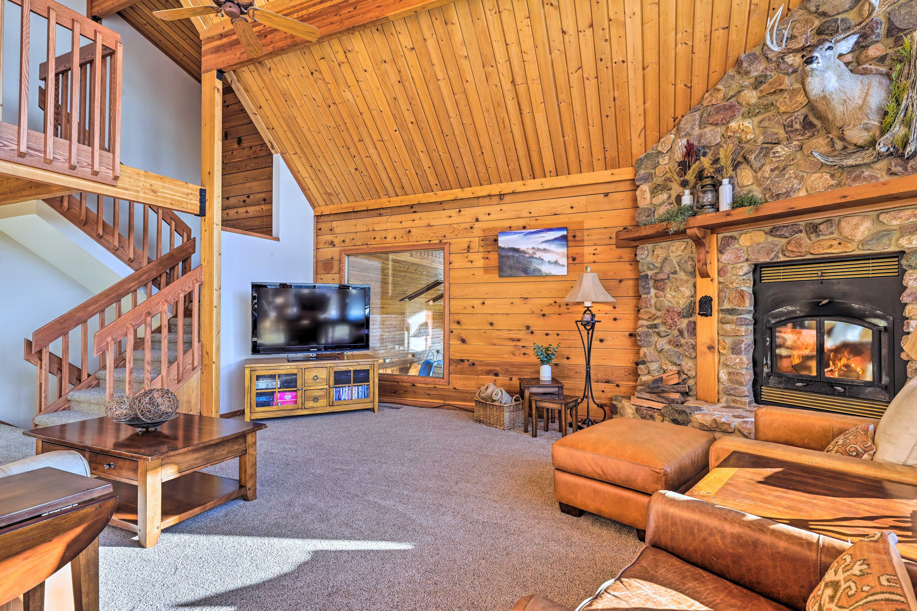 Living Room | Flat-Screen TV w/ Cable
