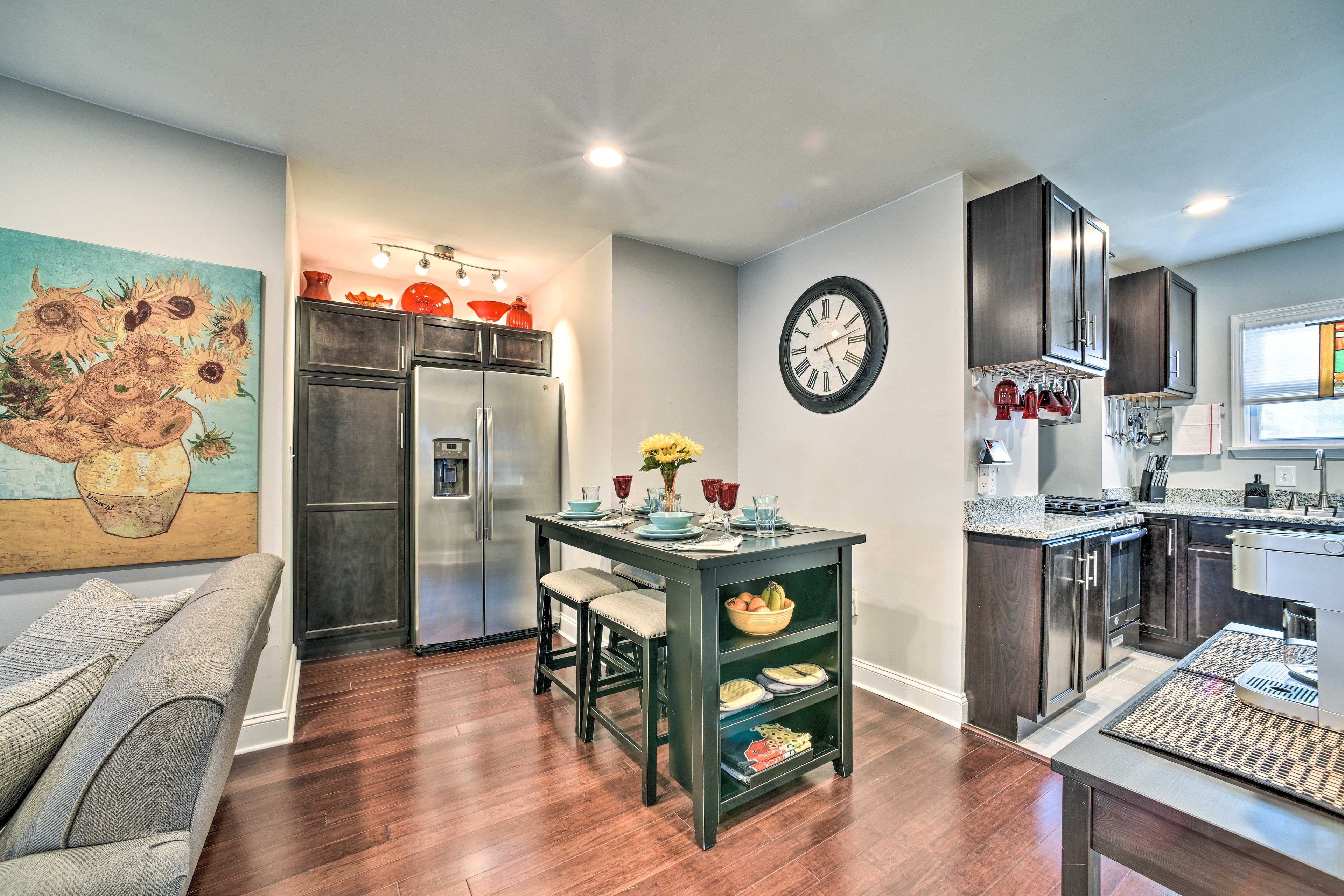 Kitchen & Dining Area | Dishware & Flatware Provided