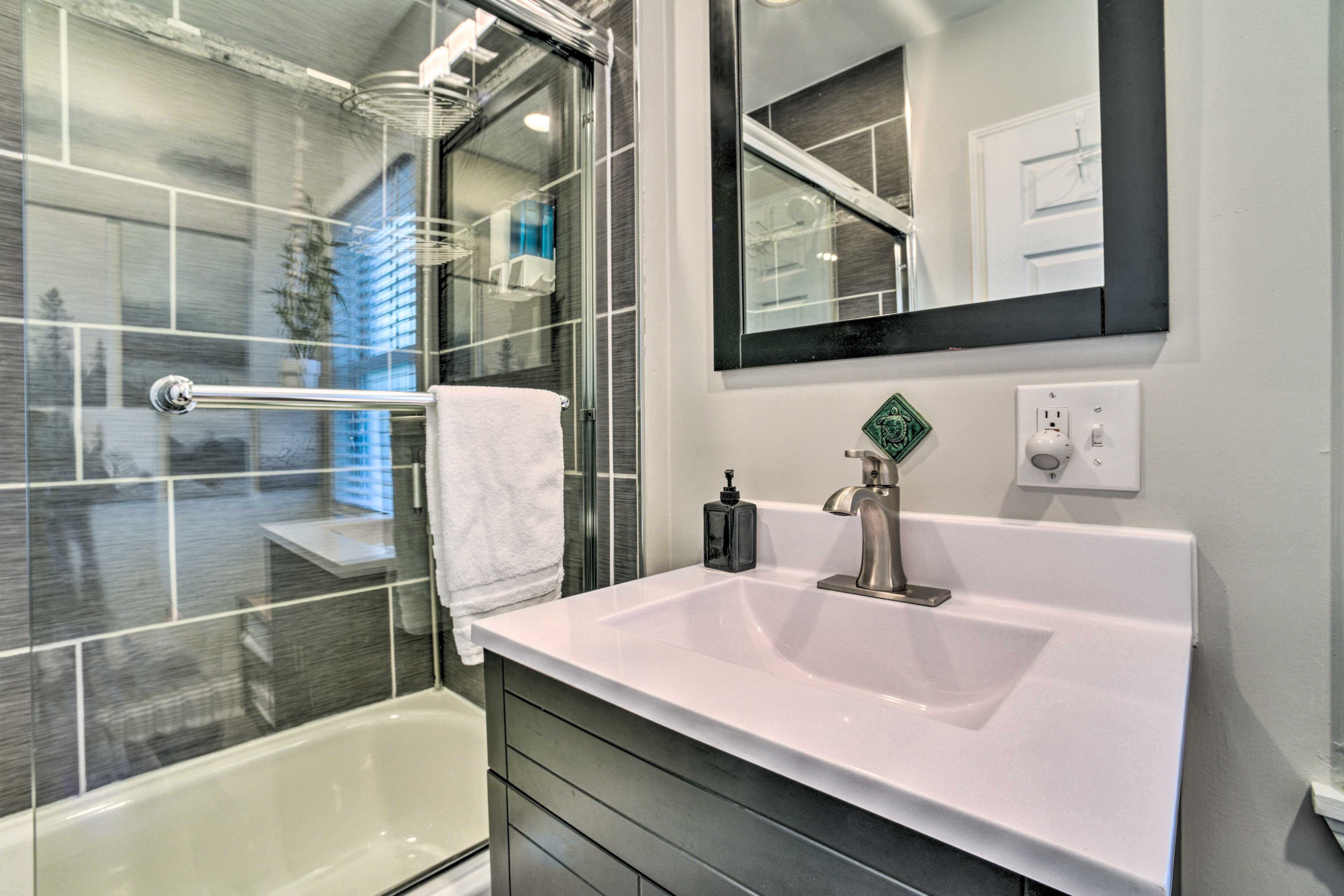 Full Bathroom | Towels Provided