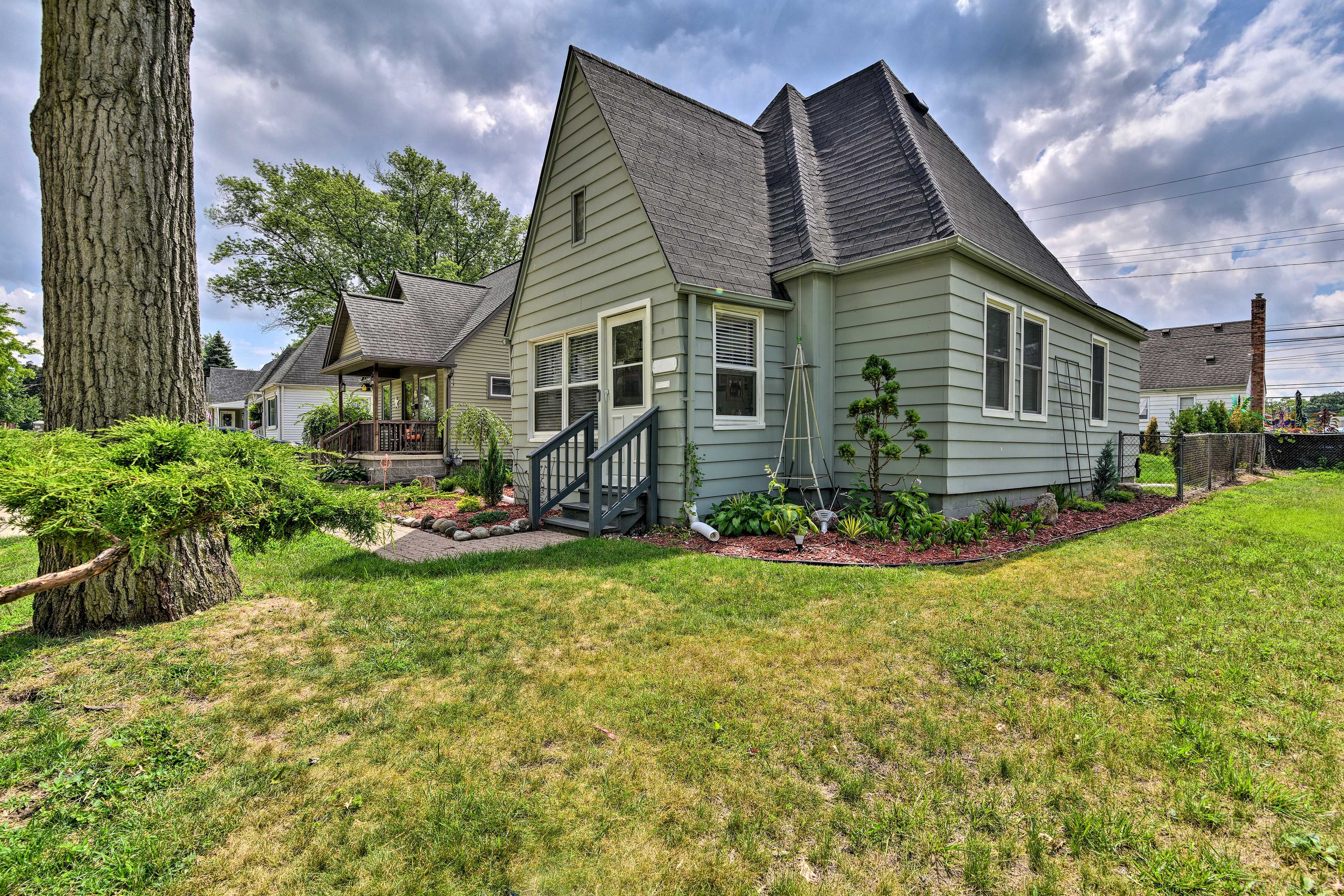 Property Exterior | Driveway (2 Vehicles)