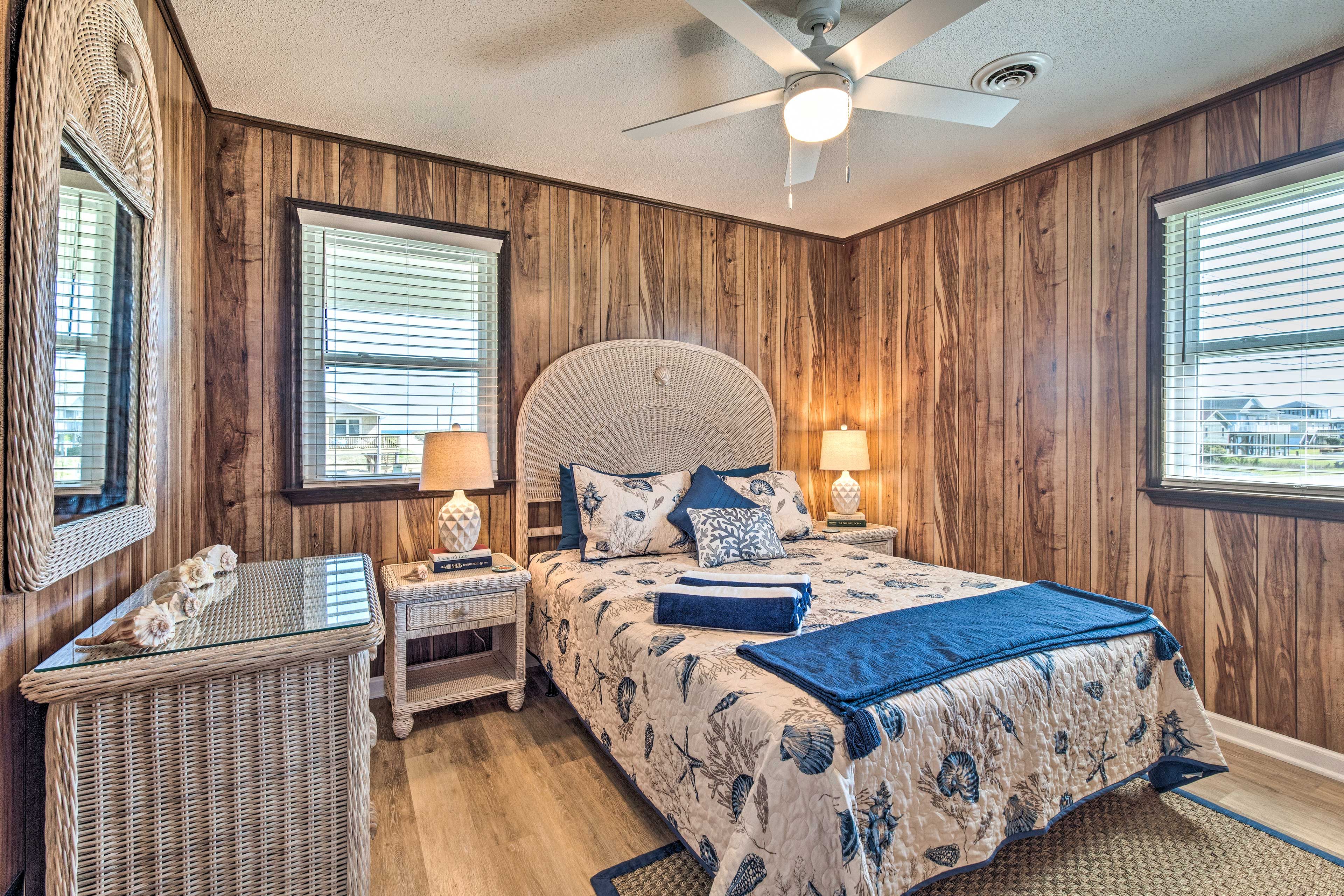 Bedroom 1 | Queen Bed