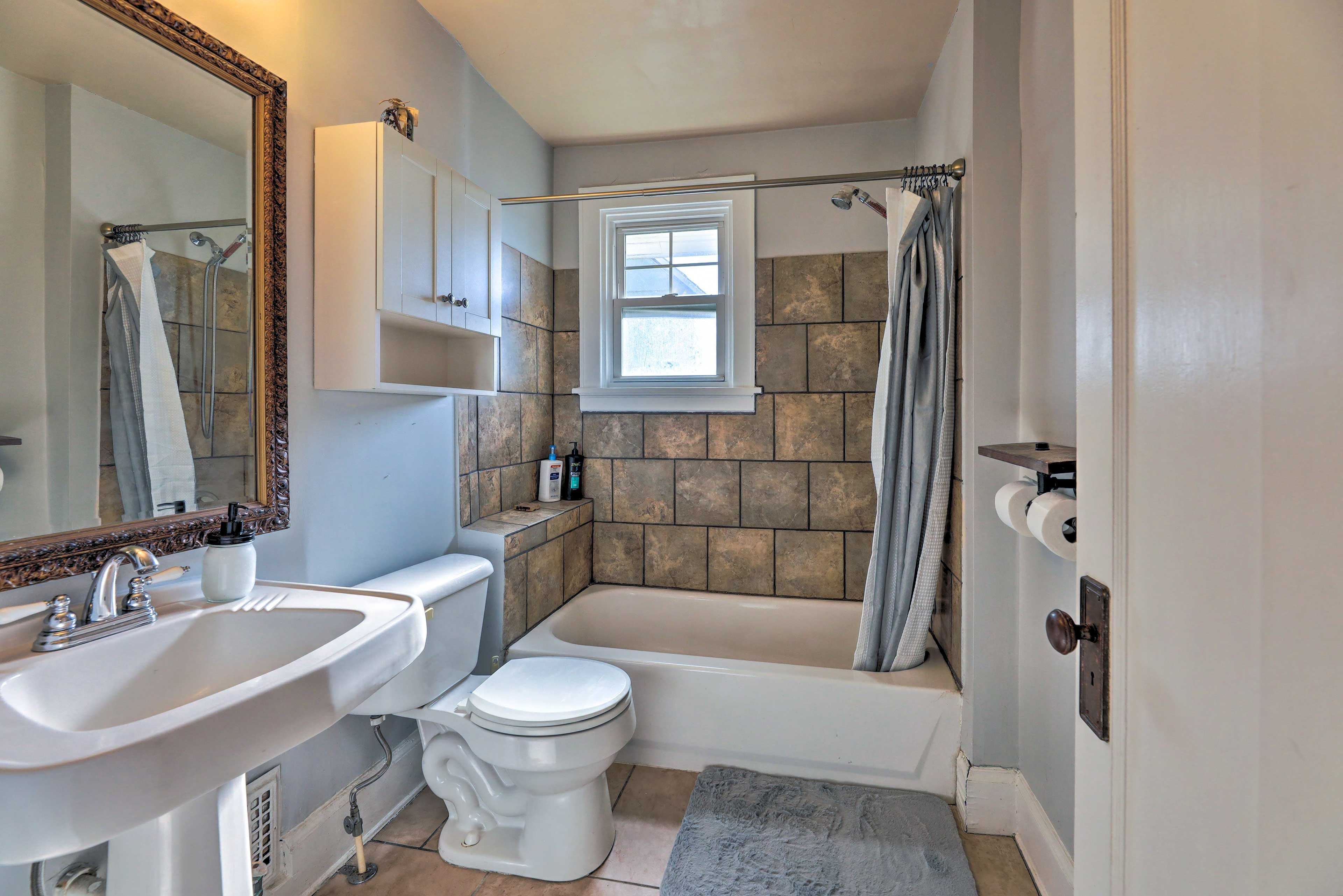 Full Bathroom | 2nd Floor | Towels Provided