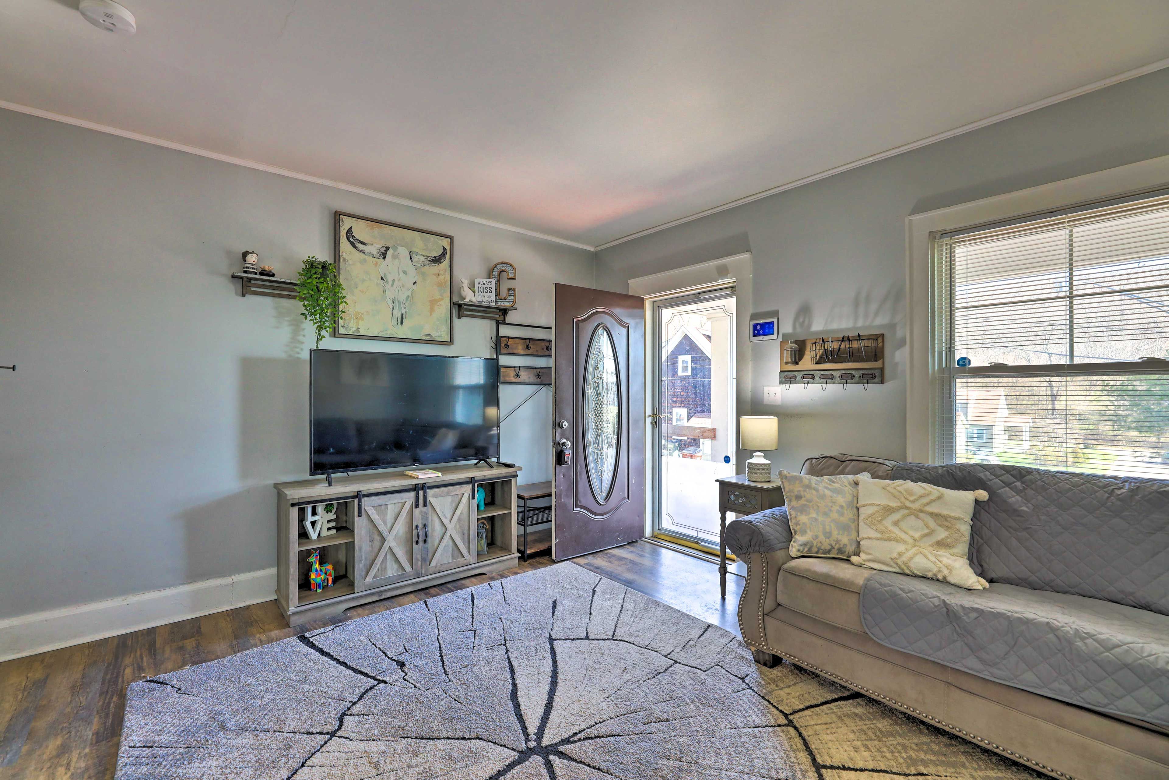 Living Room | 1st Floor | Smart TV