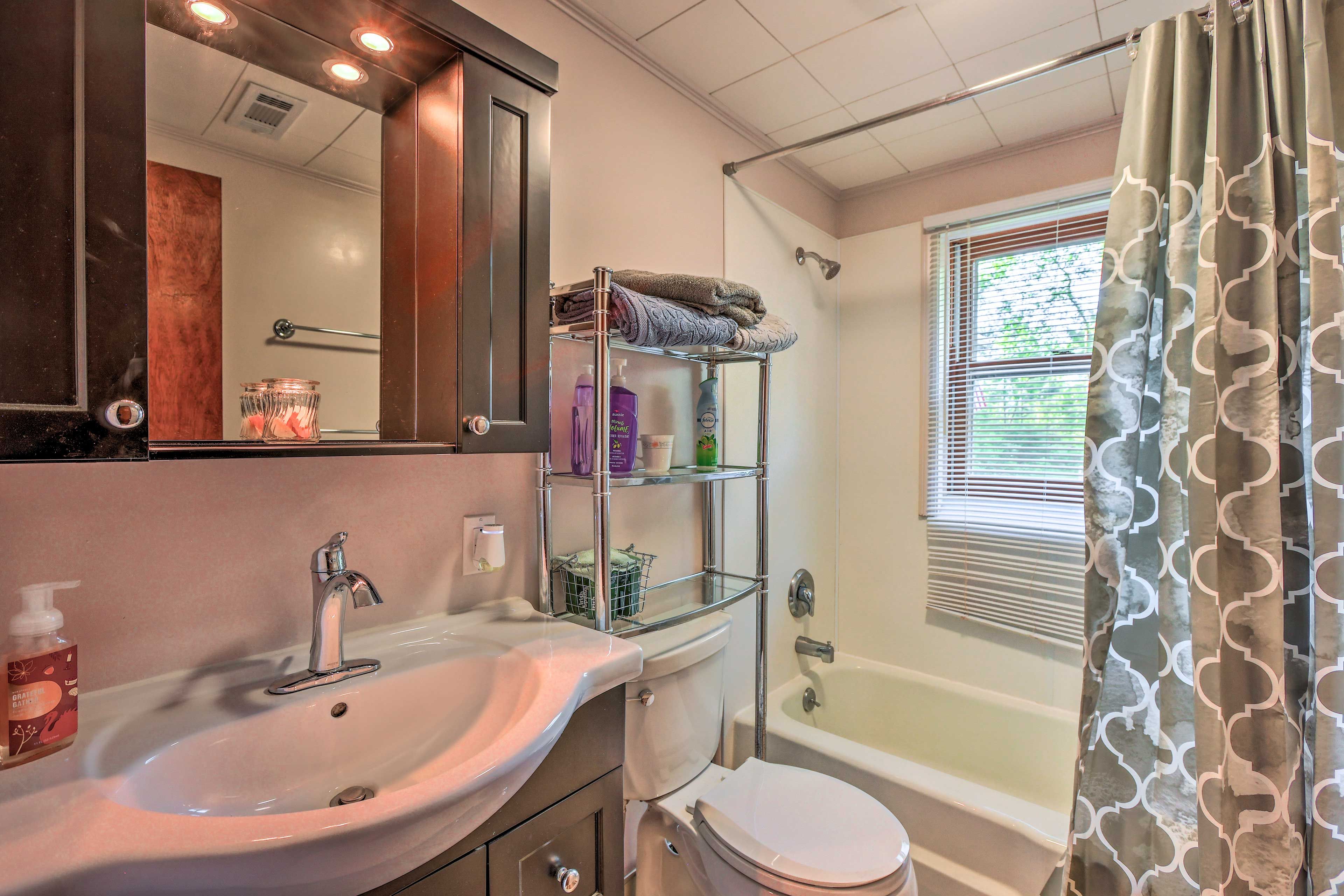 Full Bathroom | Complimentary Toiletries | Towels Provided