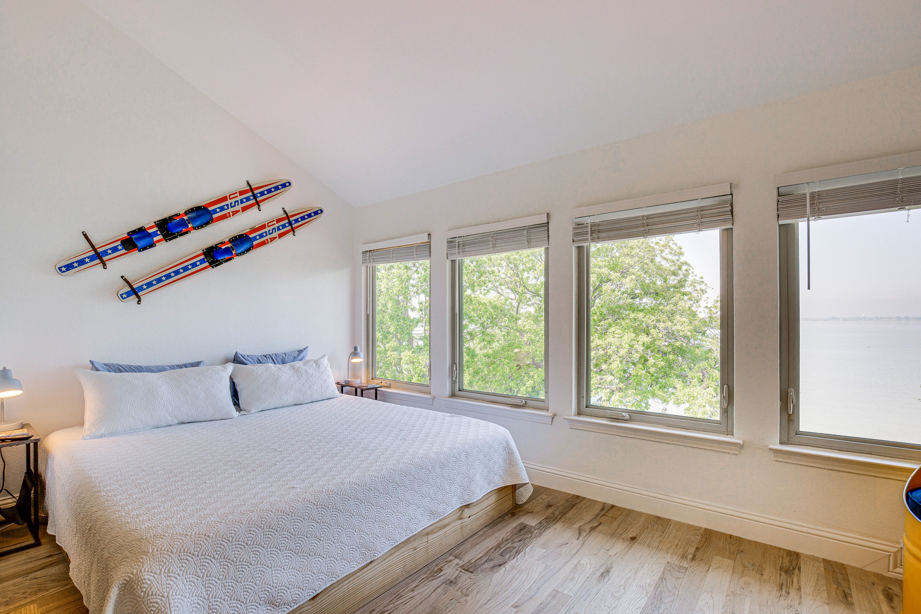 Bedroom 1 | King Bed | 4th Floor | NBA Jam Arcade Game