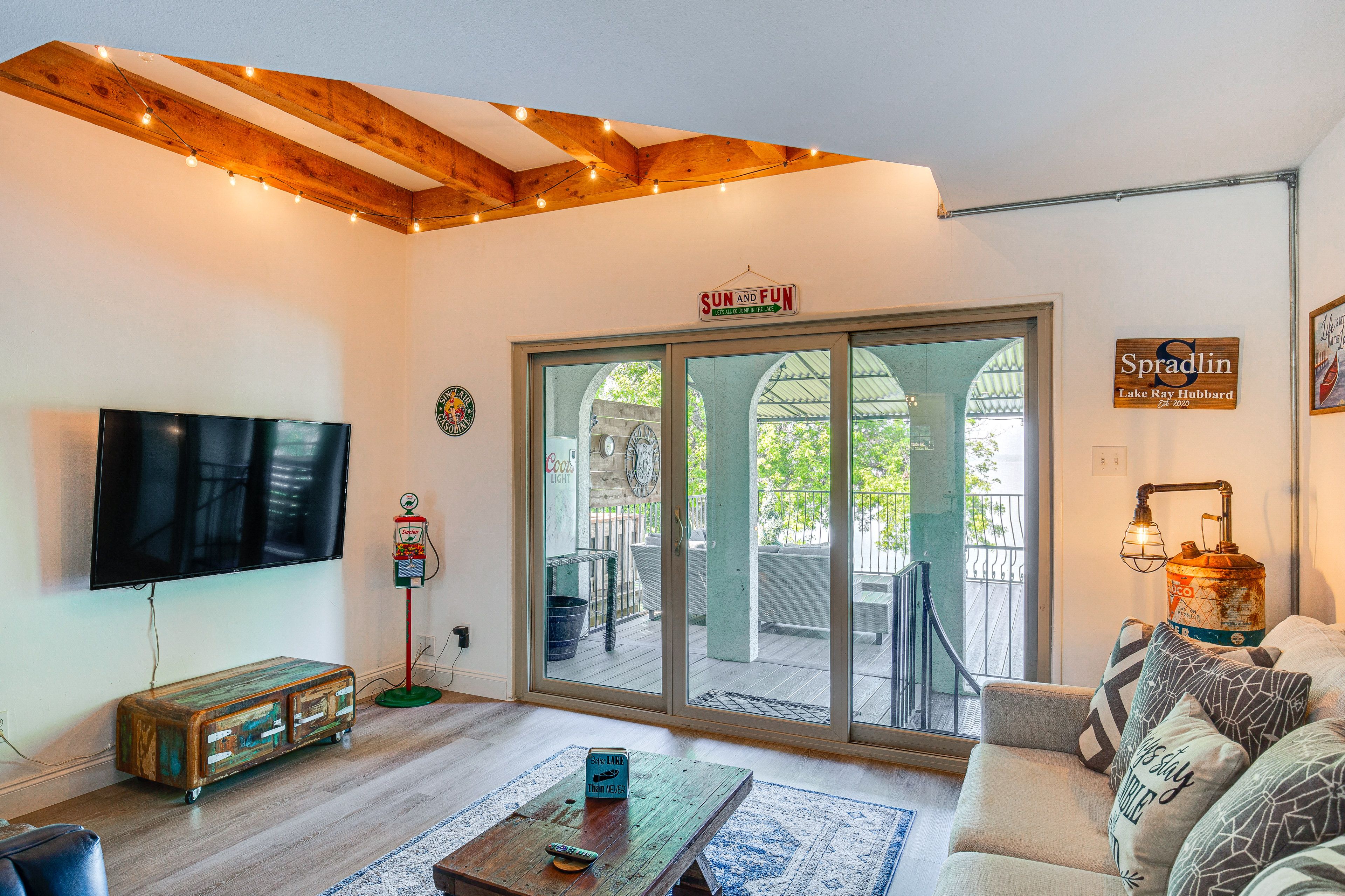 Living Room | Smart TV | Wood-Burning Fireplace | Central A/C | Free WiFi