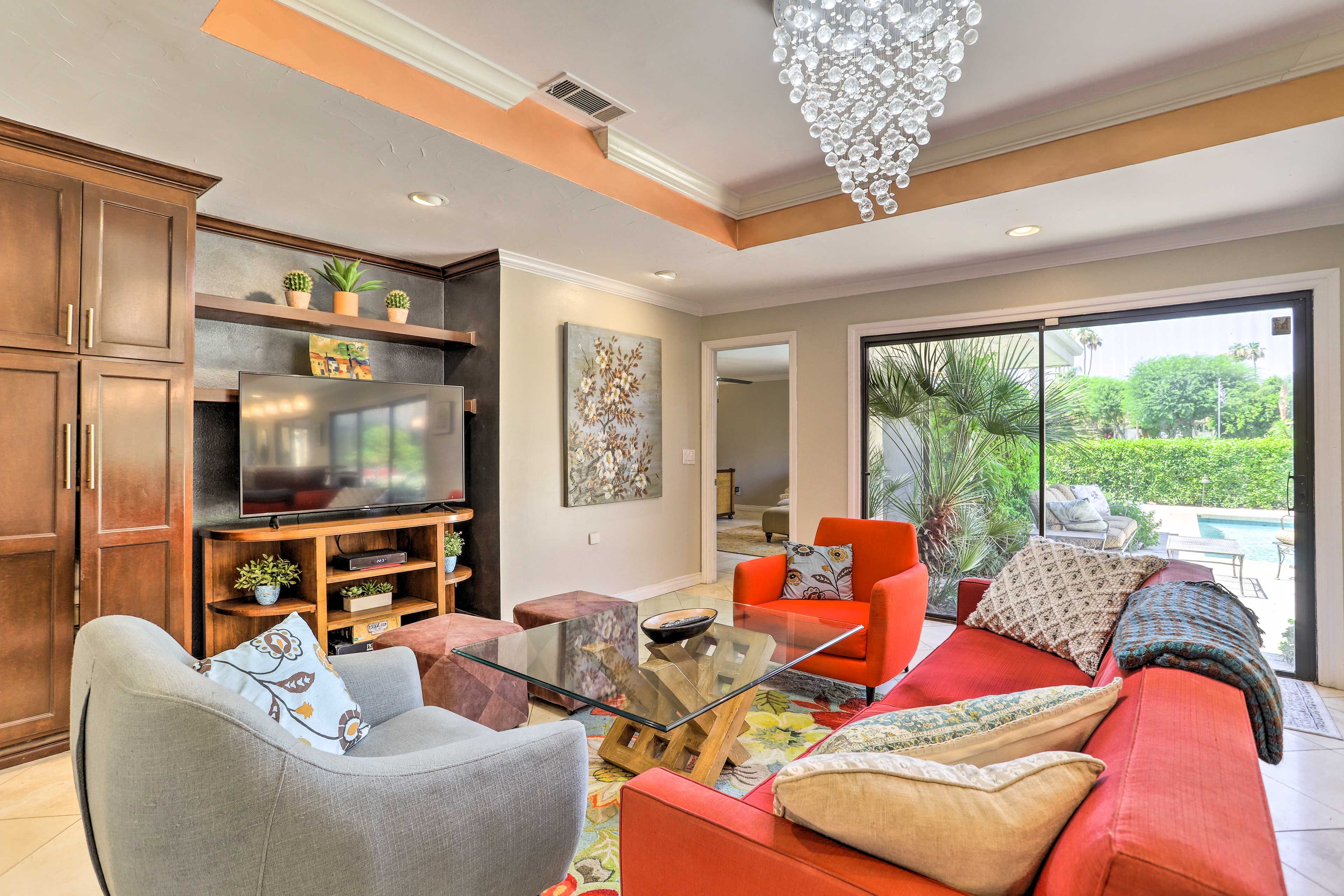 Family Room | Smart TV w/ Cable
