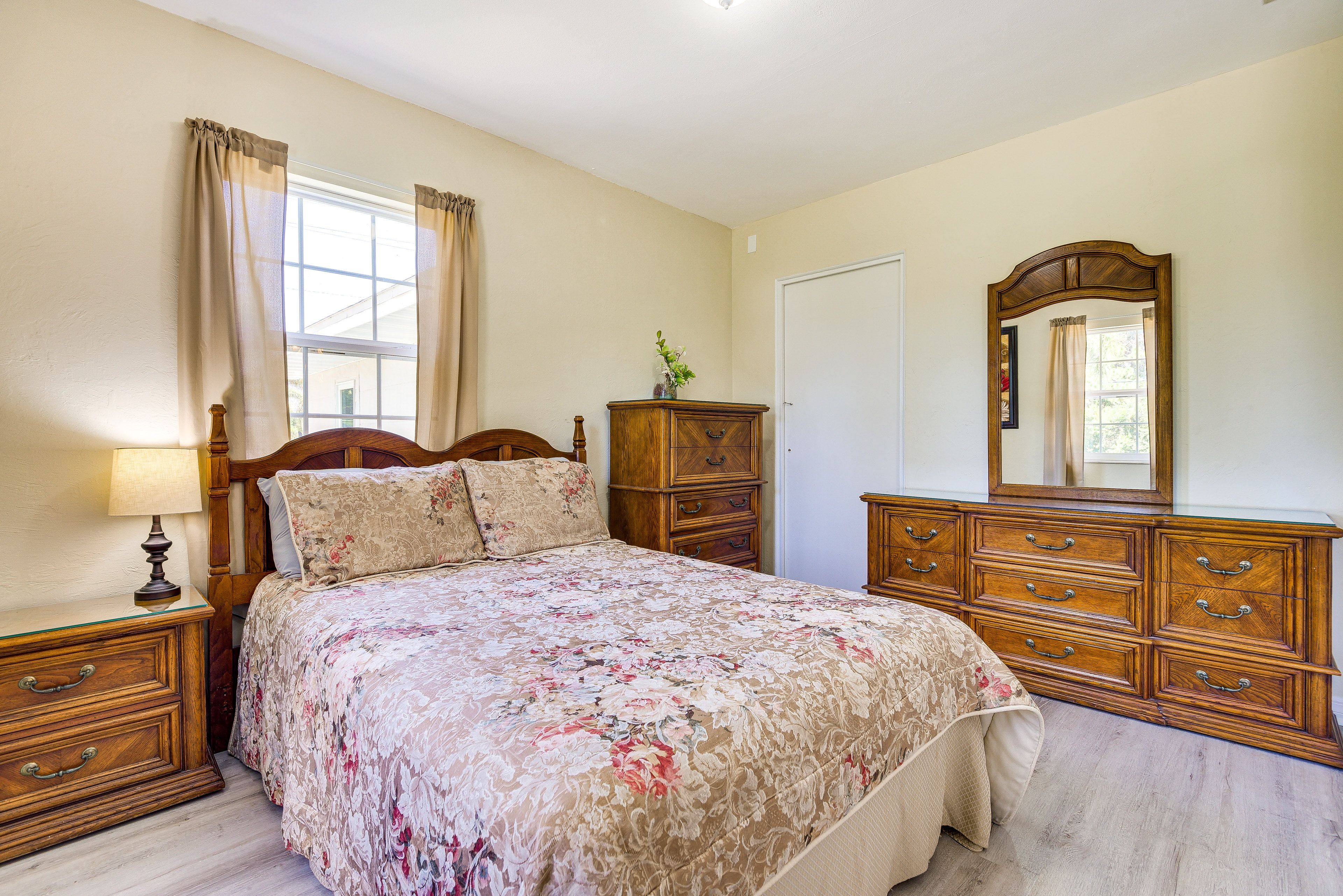 Bedroom 1 | Queen Bed