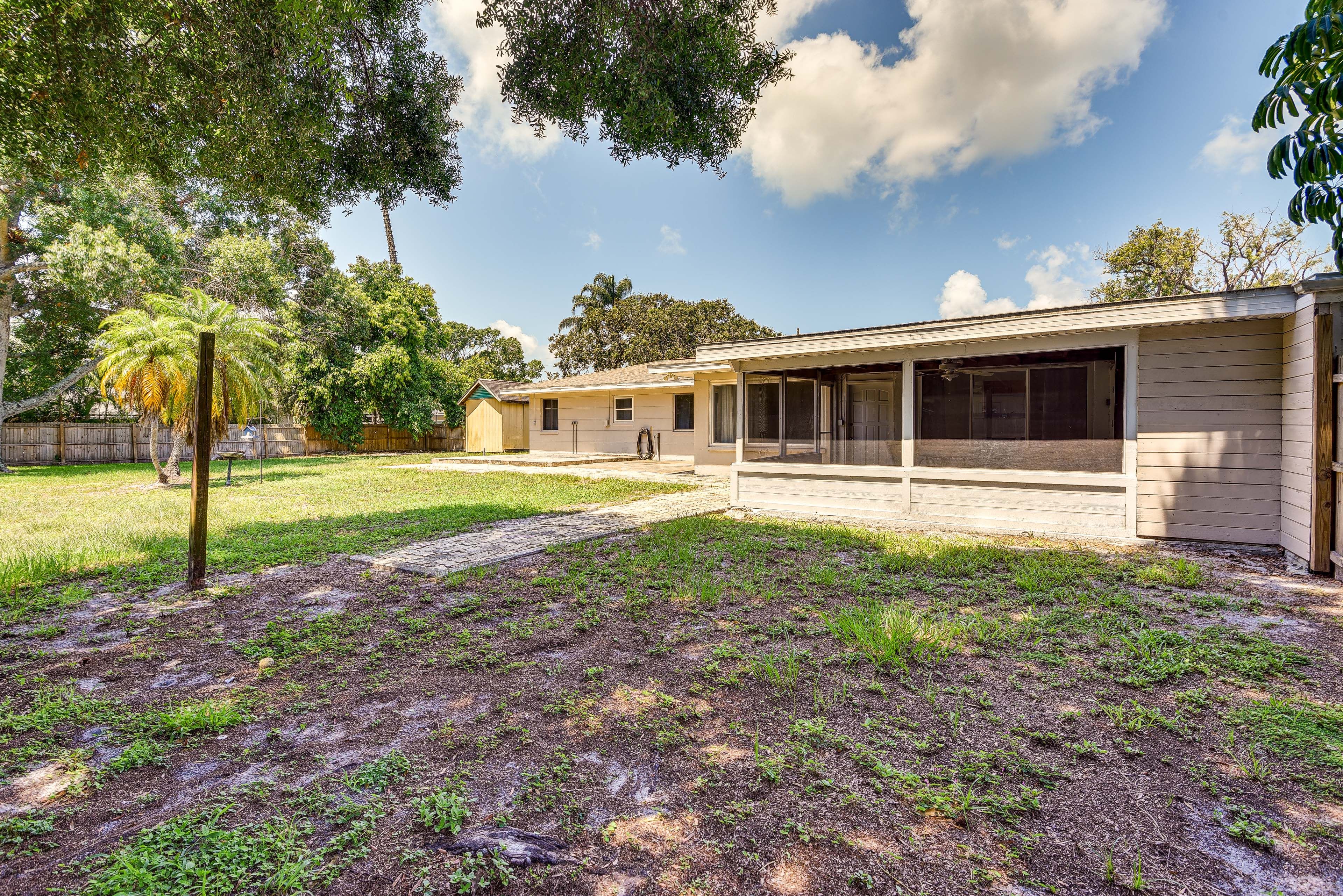 Exterior | 1 Acre | Driveway (3 Vehicles)