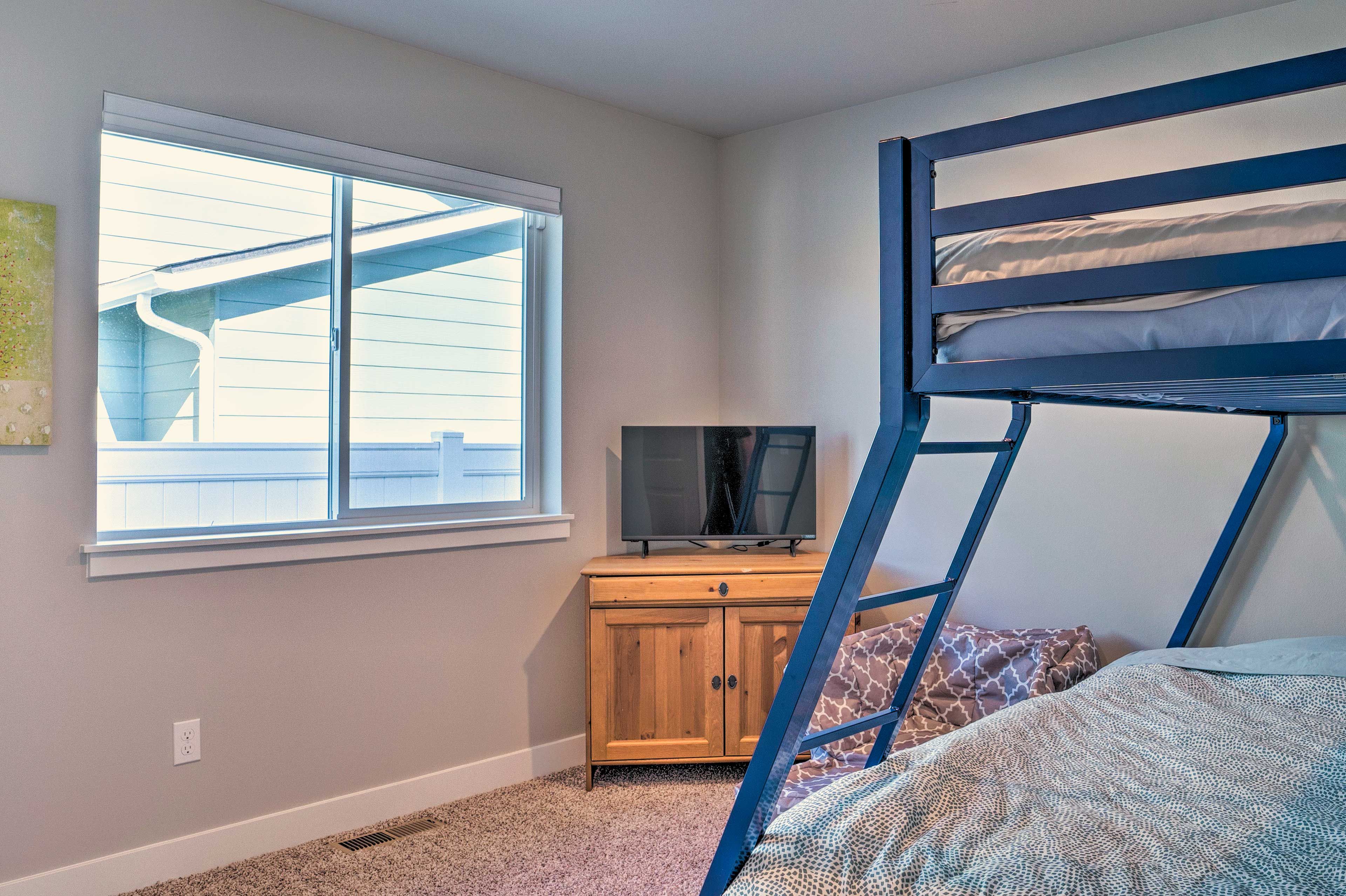 Bedroom 3 | Twin/Full Bunk Bed | Smart TV w/ Cable