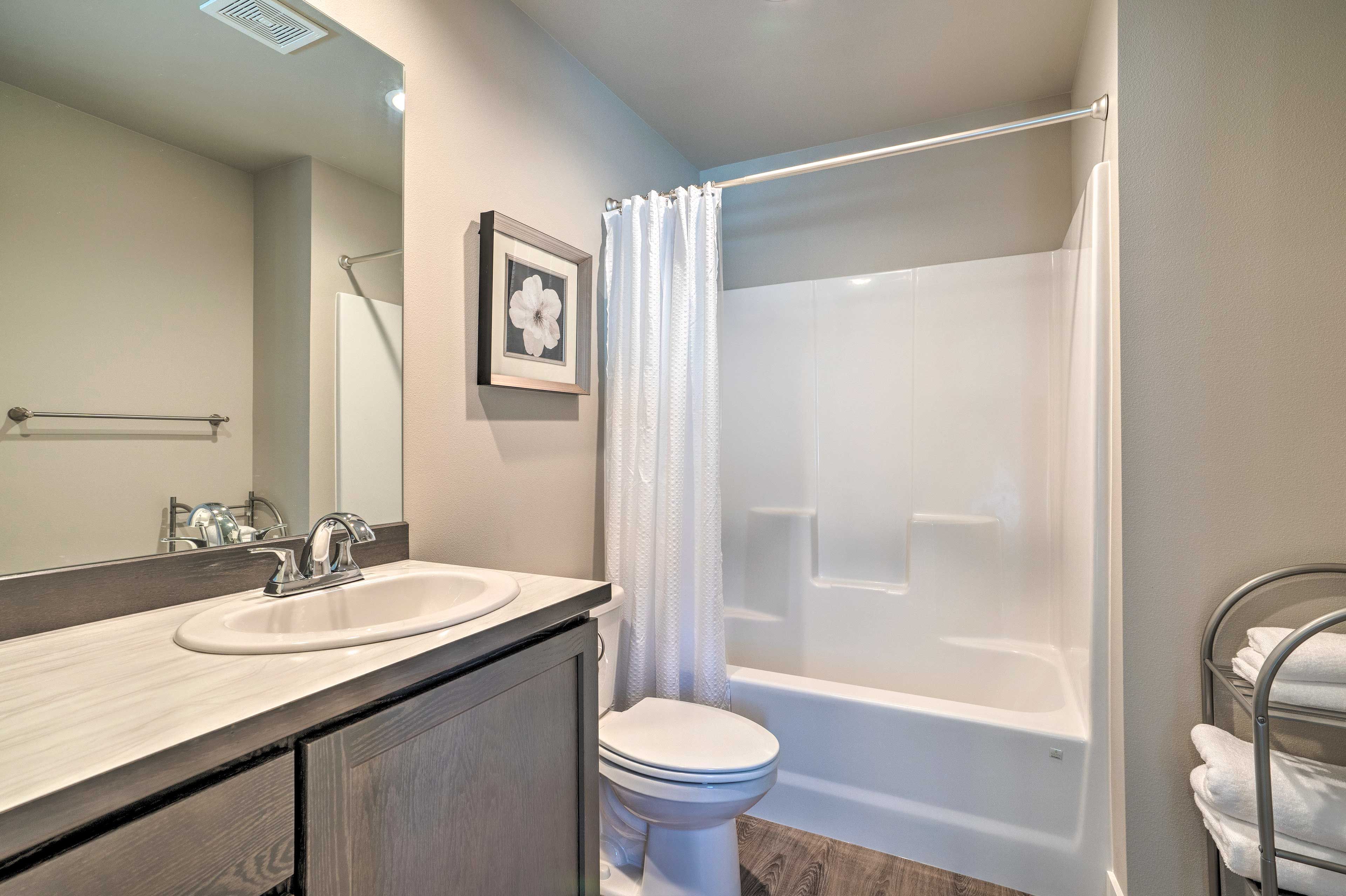 Full Bathroom | Linens & Towels | Complimentary Toiletries | Hair Dryer