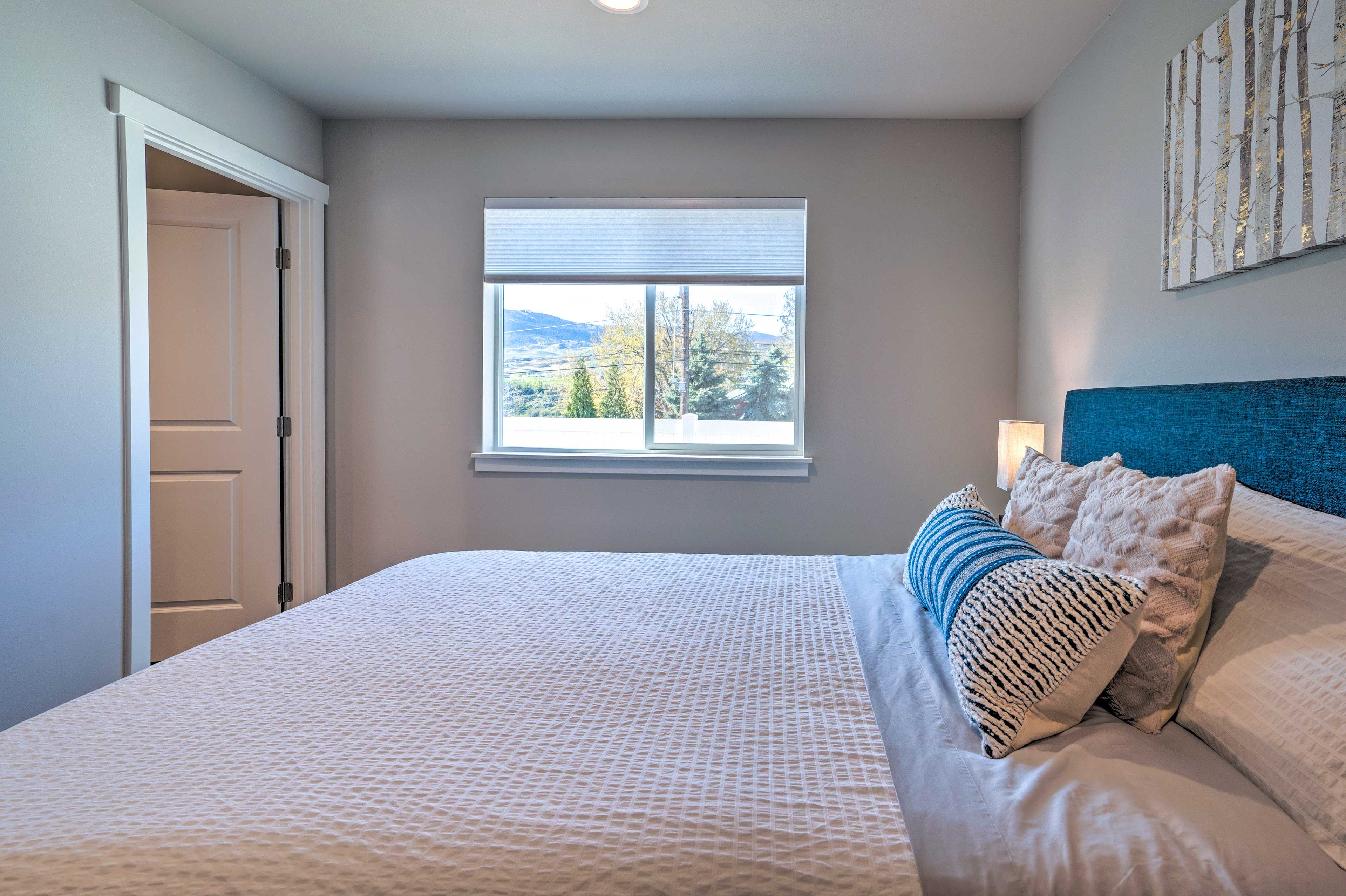 Bedroom 1 | Queen Bed
