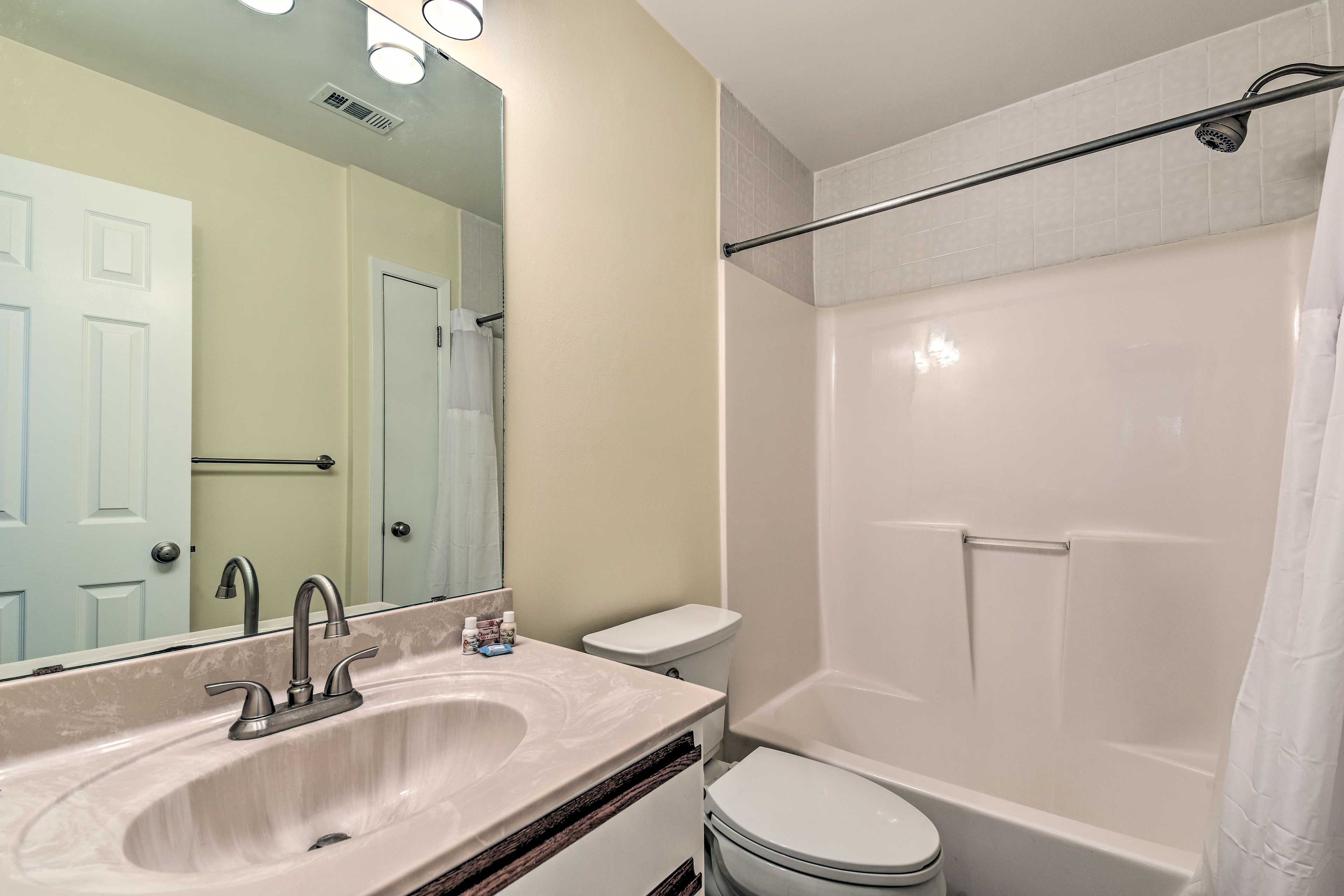 Full Bathroom | Towels Provided