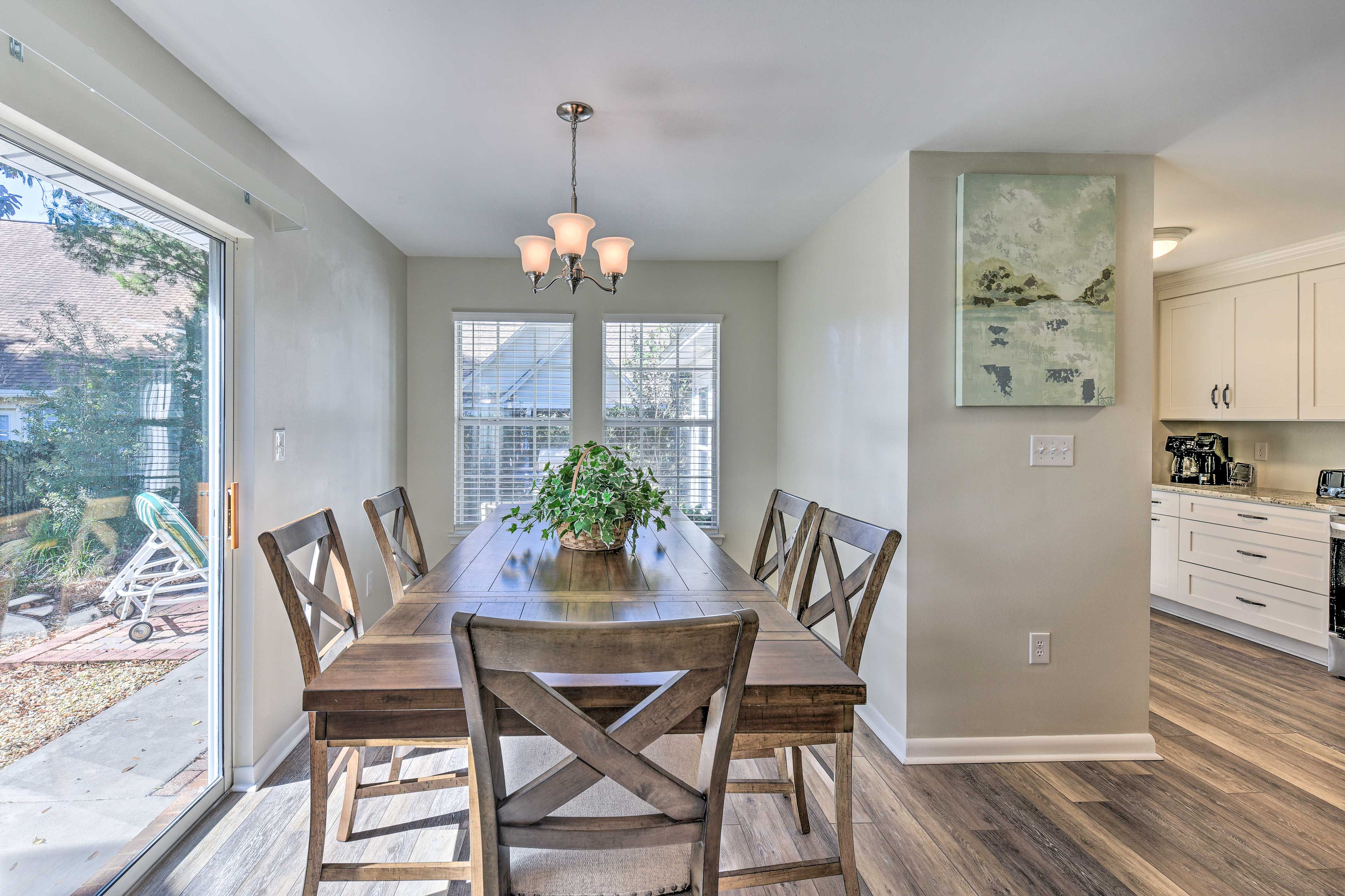 Dining Area | Dishware & Flatware Provided