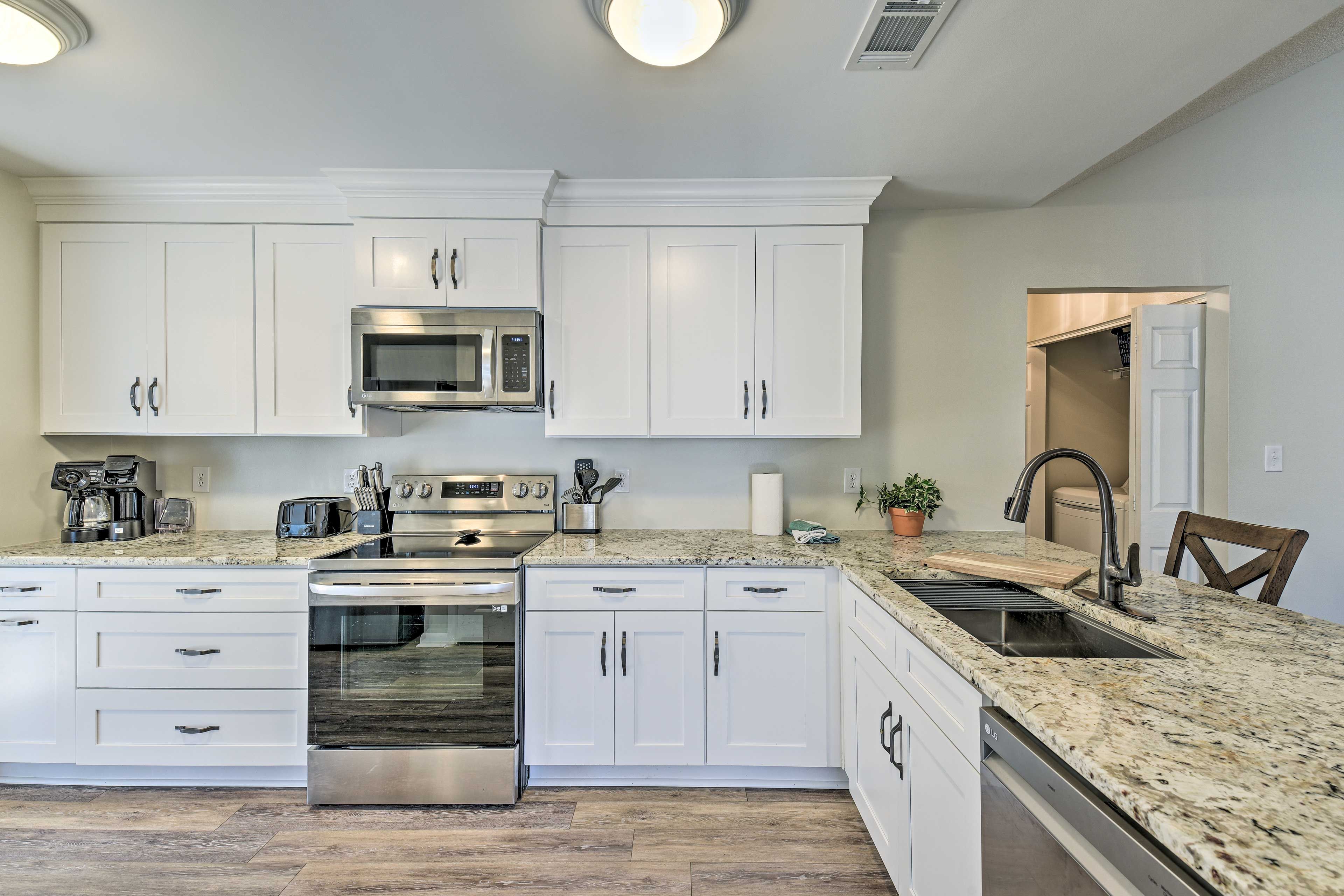 Kitchen | Fully Equipped w/ Cooking Basics