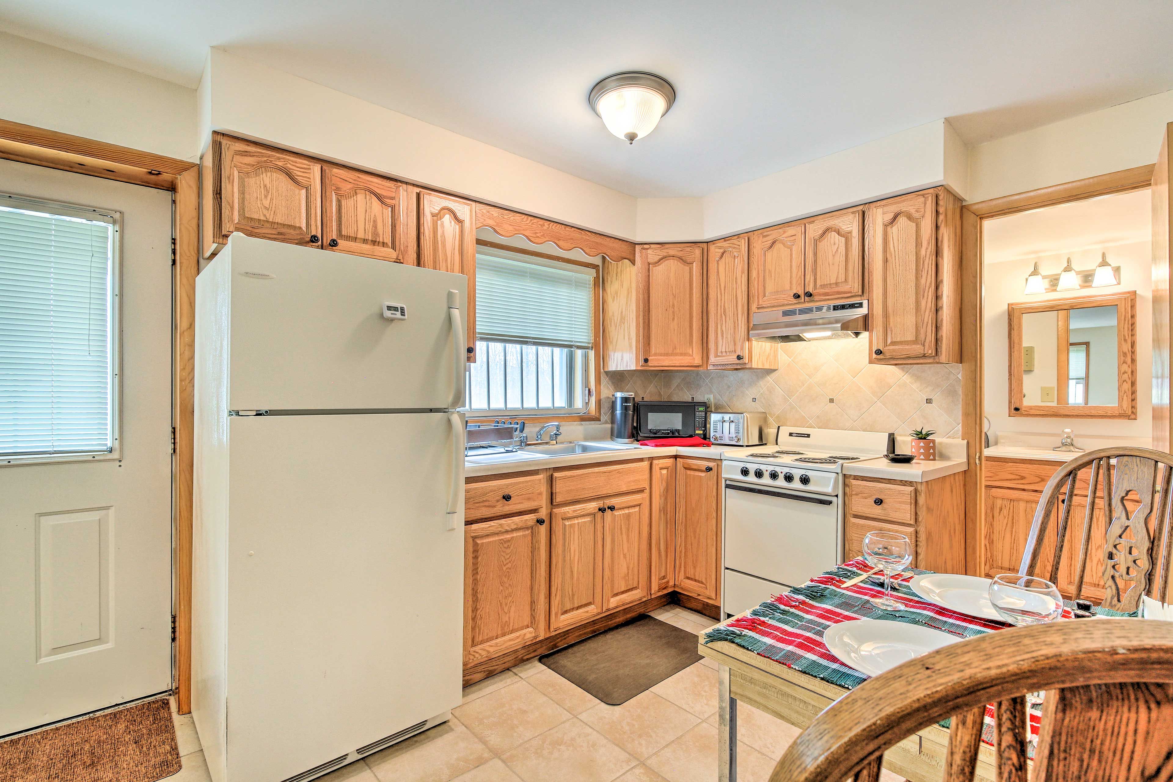 Kitchen | Well-Equipped w/ Cooking Basics
