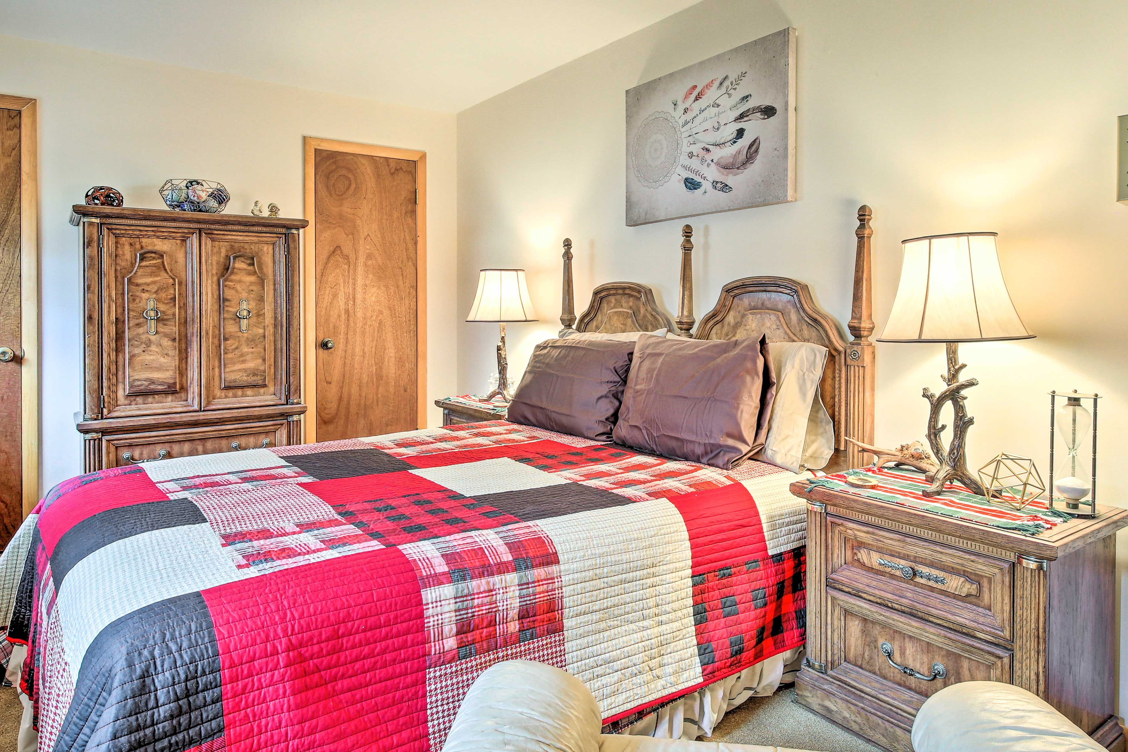 Bedroom | Queen Bed