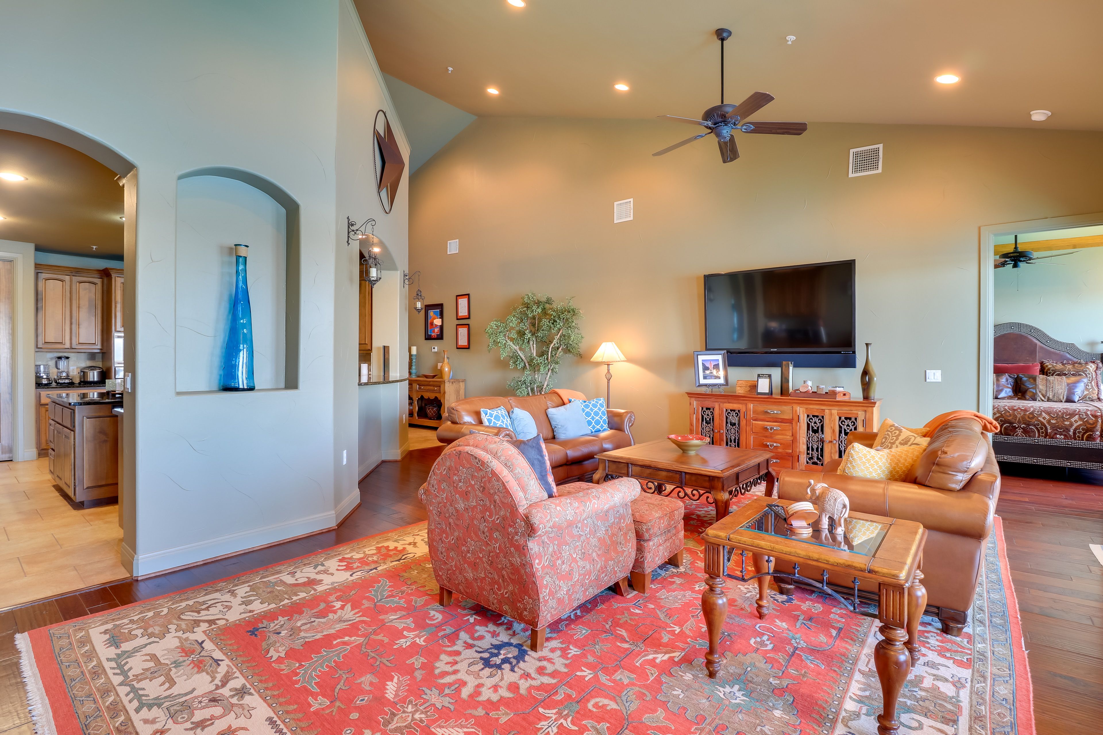 Living Room | Free WiFi | Smart TV w/ Cable